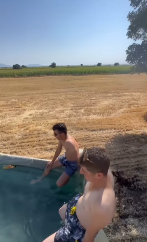 Tarlada Römorku Havuza Çevirdiler (2)