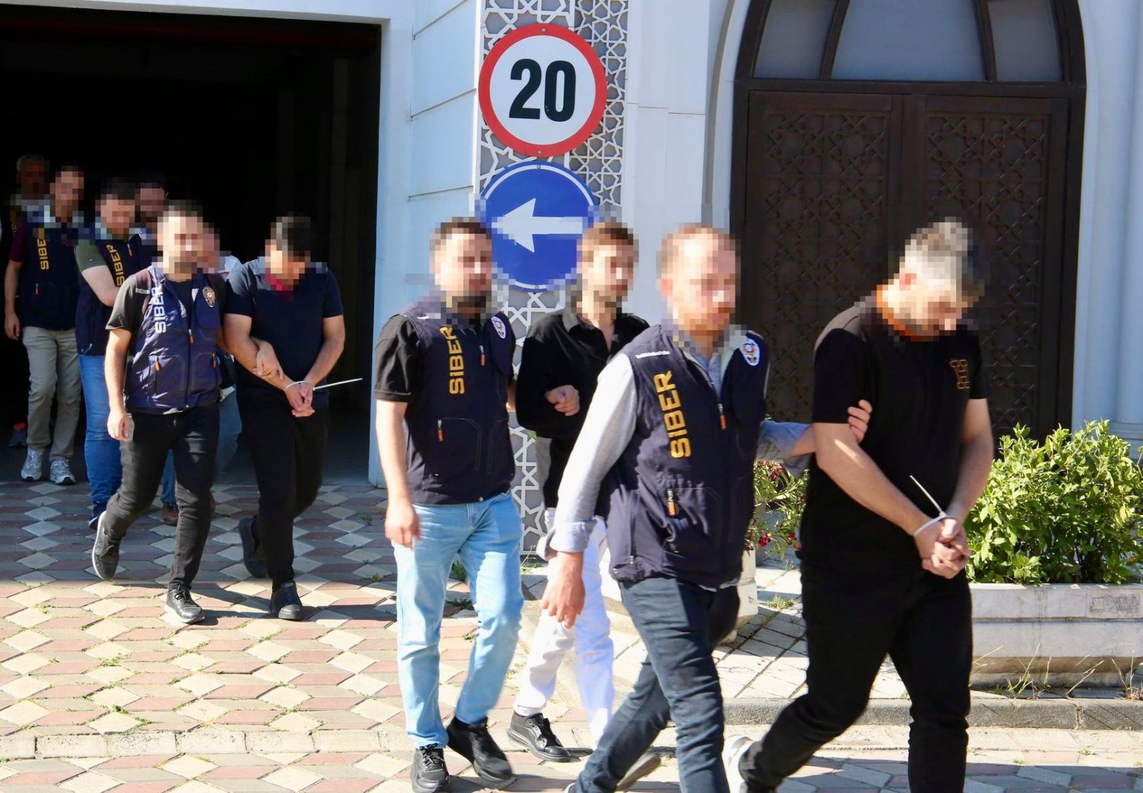 Denizli Haber Afyonkarahisar Merkezli Dolandiricilik Operasyonunda 2 Zanli Tutuklandi