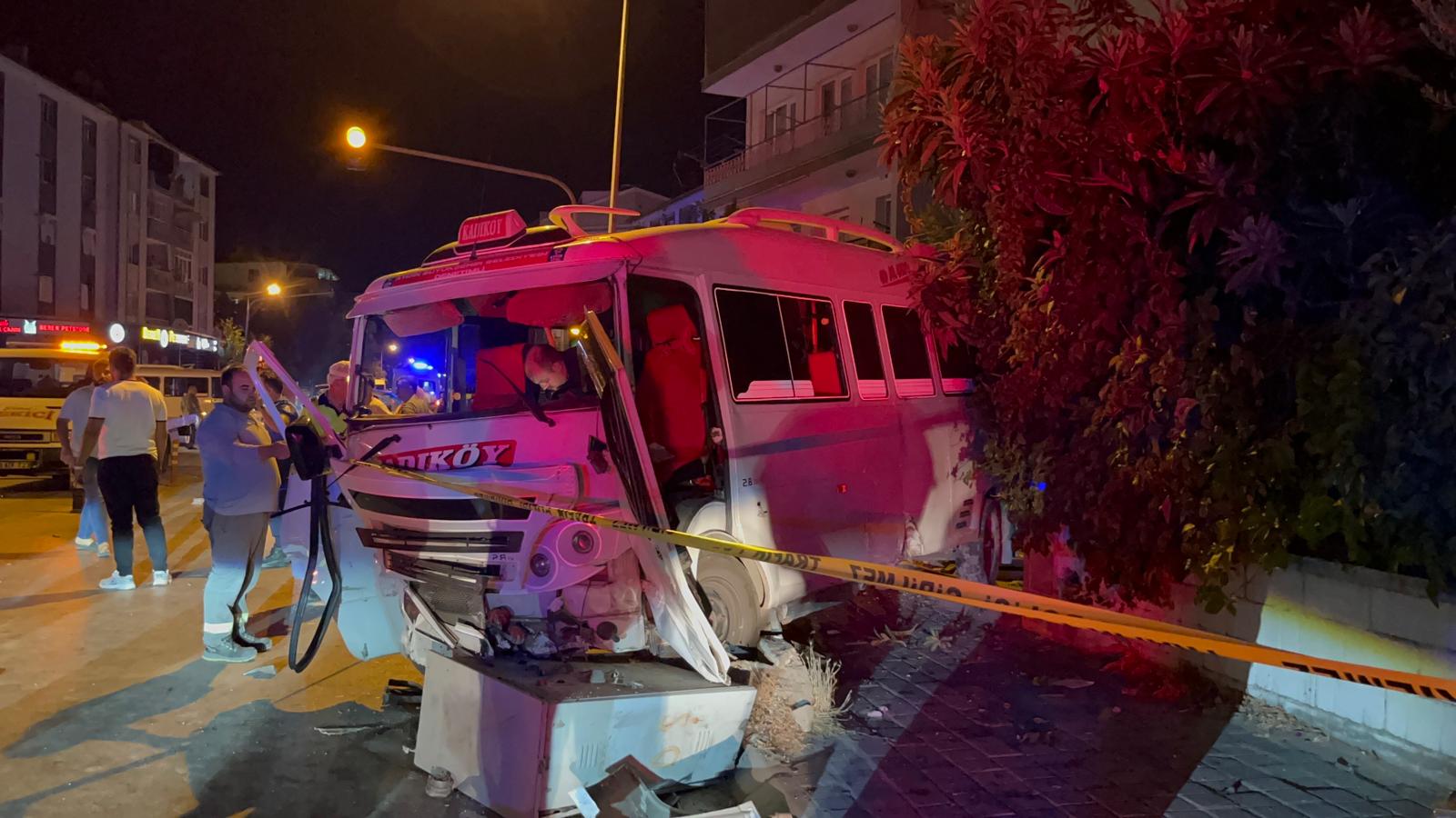 Denizli Haber Aydinda Minibus Ile Otomobilin Carpistigi Kazada 11 Kisi Yaralandi (1)