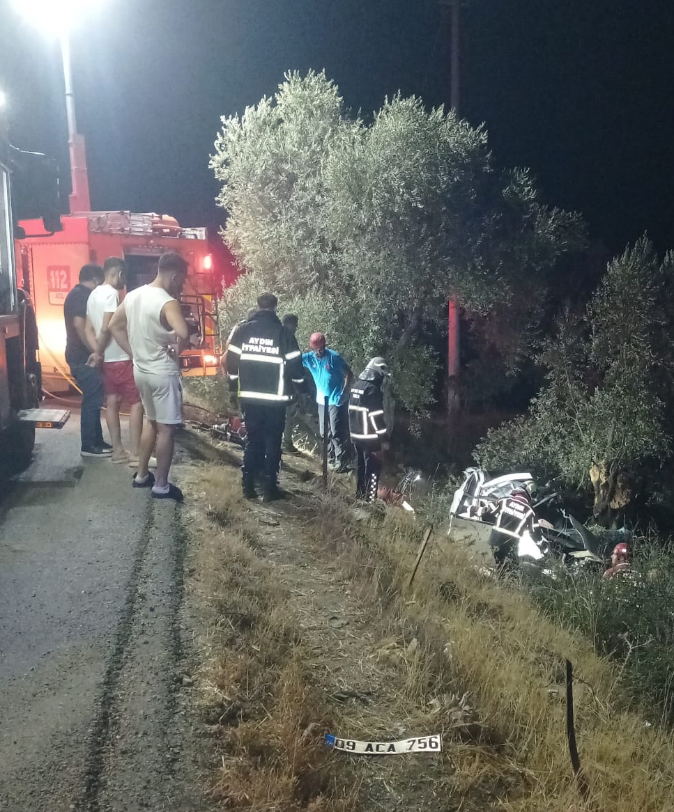 Denizli Haber Aydinda Sarampole Devrilen Otomobildeki 2 Kisi Oldu 1 Cocuk Yaralandi (2)