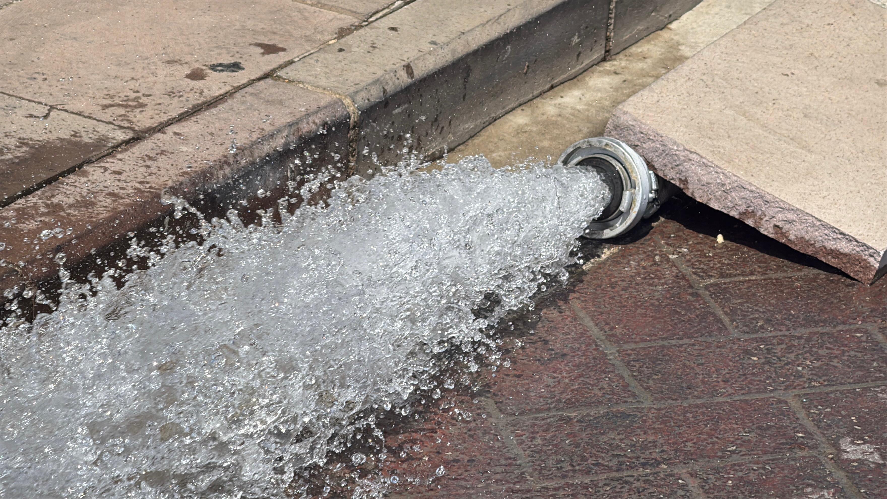 Denizli Haber Bodrumda Isale Hattinin Patlamasi Sonucu Is Yeri Ve Deposu Sular Altinda Kaldi (1)