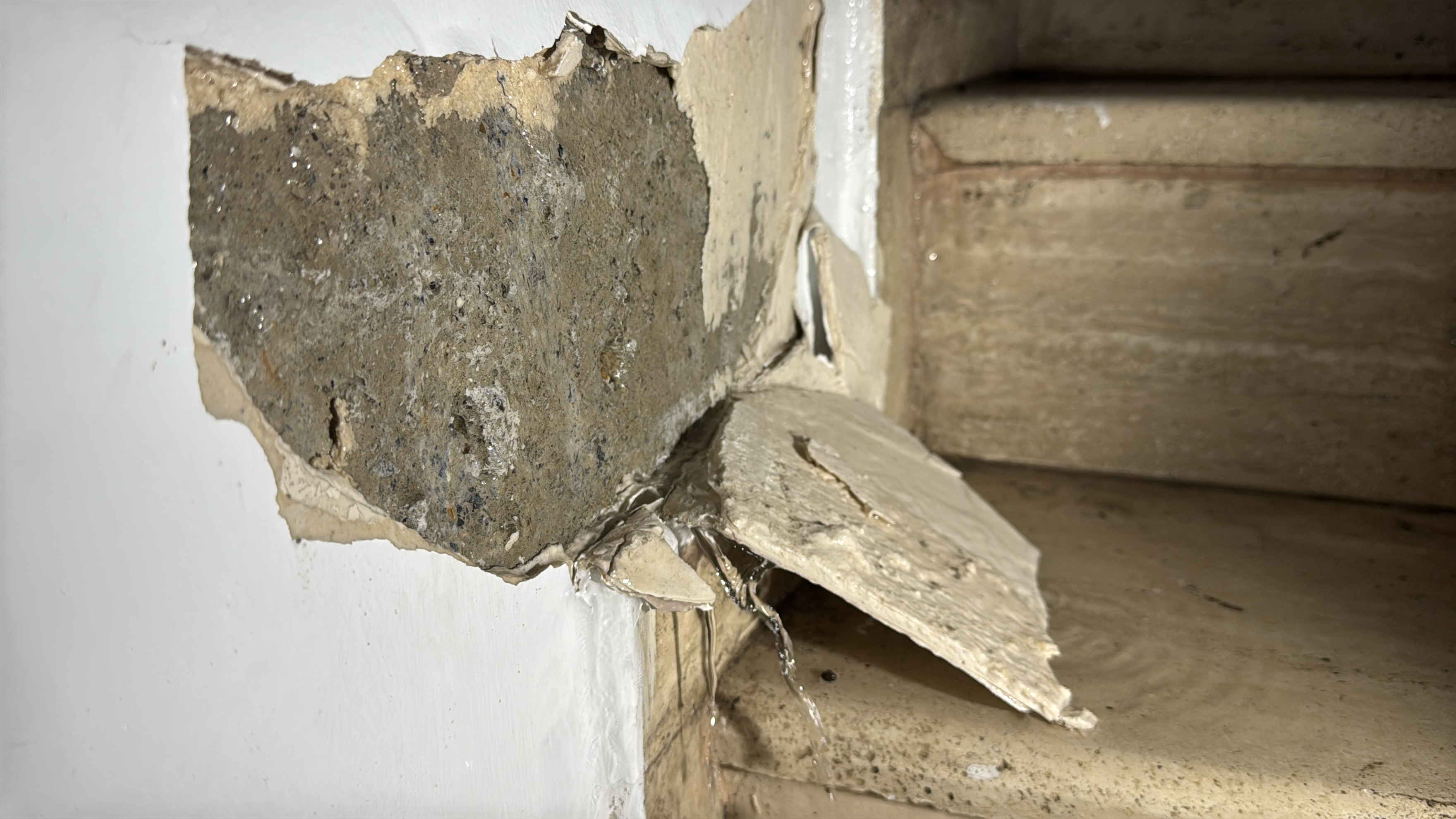 Denizli Haber Bodrumda Isale Hattinin Patlamasi Sonucu Is Yeri Ve Deposu Sular Altinda Kaldi (2)