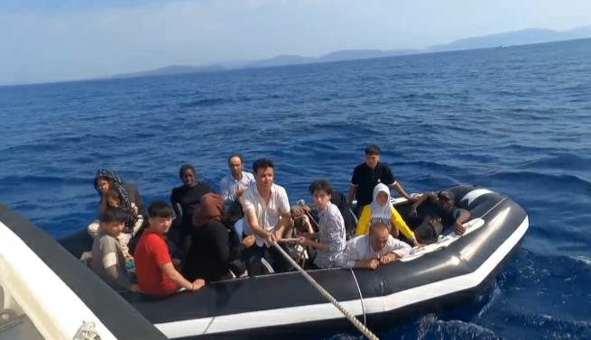 Denizli Haber Izmir Aciklarinda 23 Duzensiz Gocmen Kurtarildi