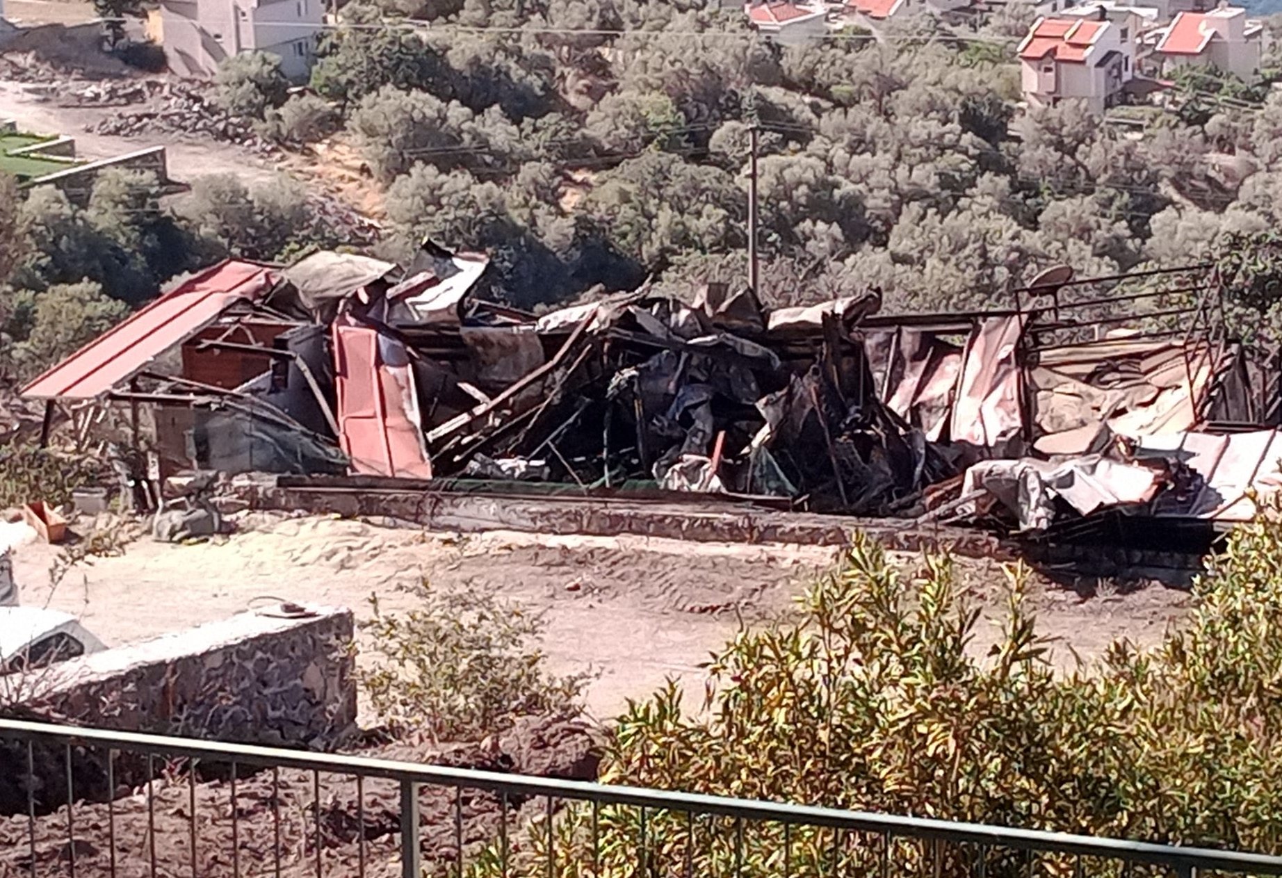 Denizli Haber Izmir Dikilide Sitede Cikarak Makilik Alana Sicrayan Yangina Mudahale Ediliyor (1)