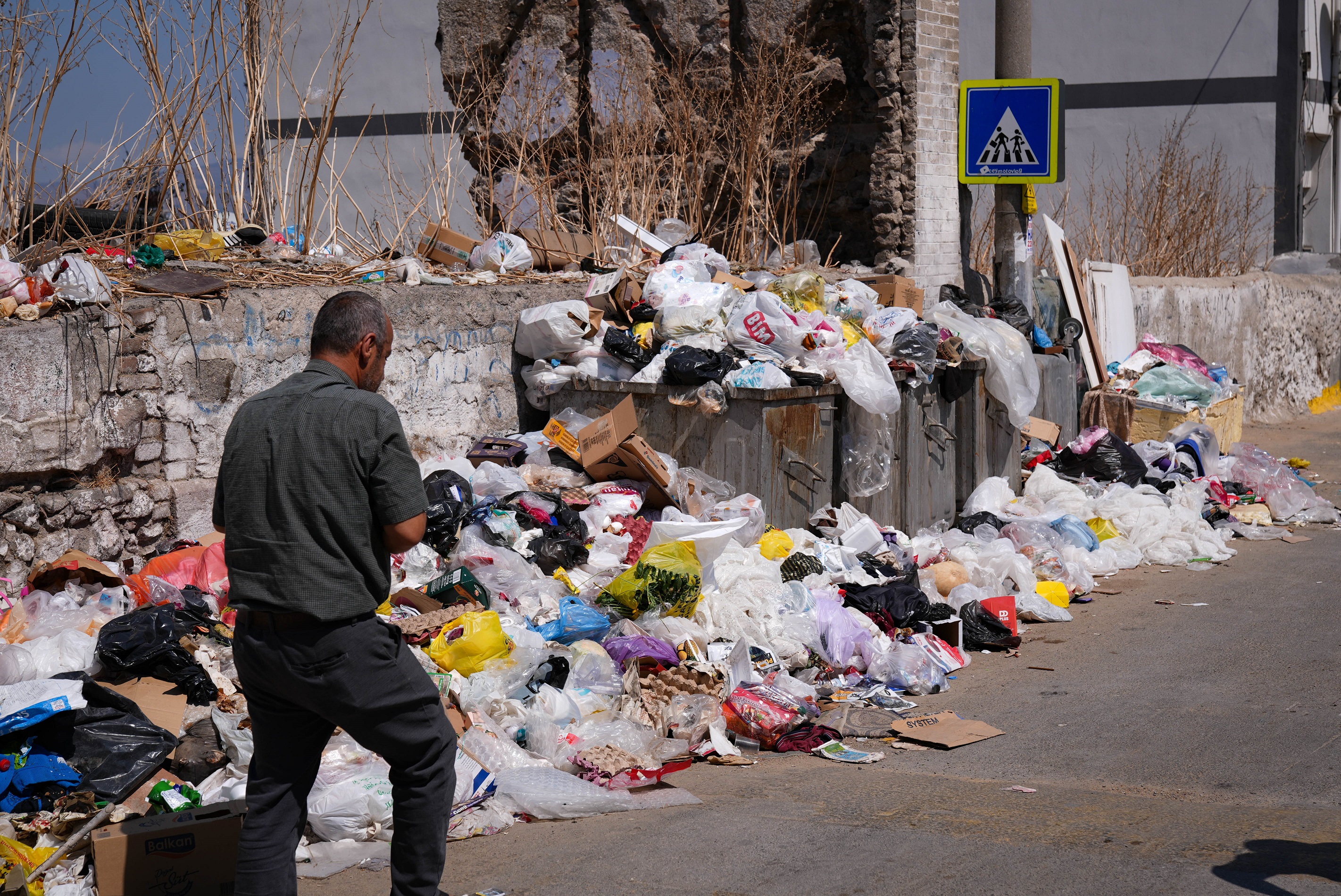 Denizli Haber Izmirde Cop Yiginlari Ve Kotu Koku Tepkilere Neden Oluyor (1)