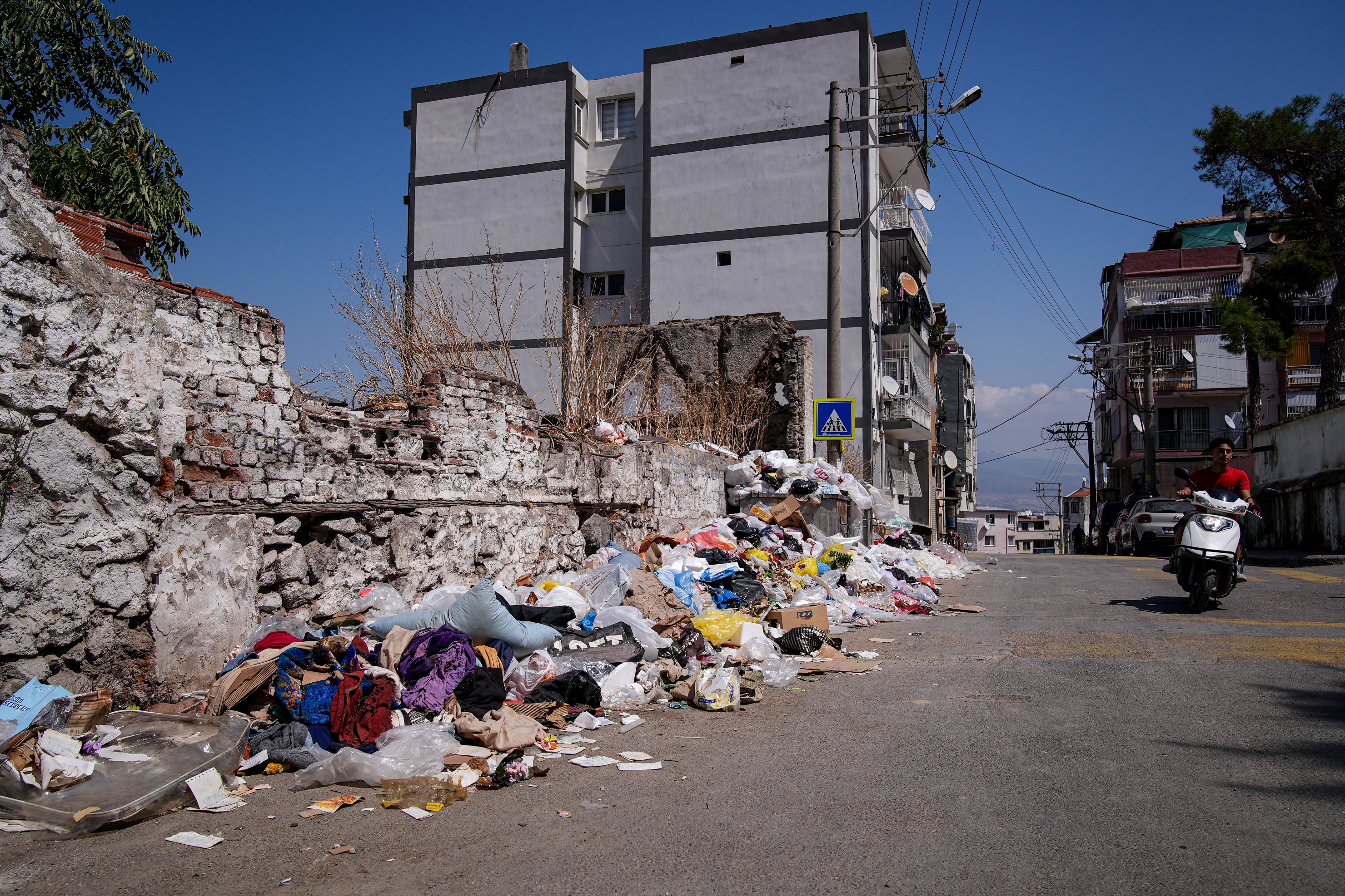 Denizli Haber Izmirde Cop Yiginlari Ve Kotu Koku Tepkilere Neden Oluyor (2)