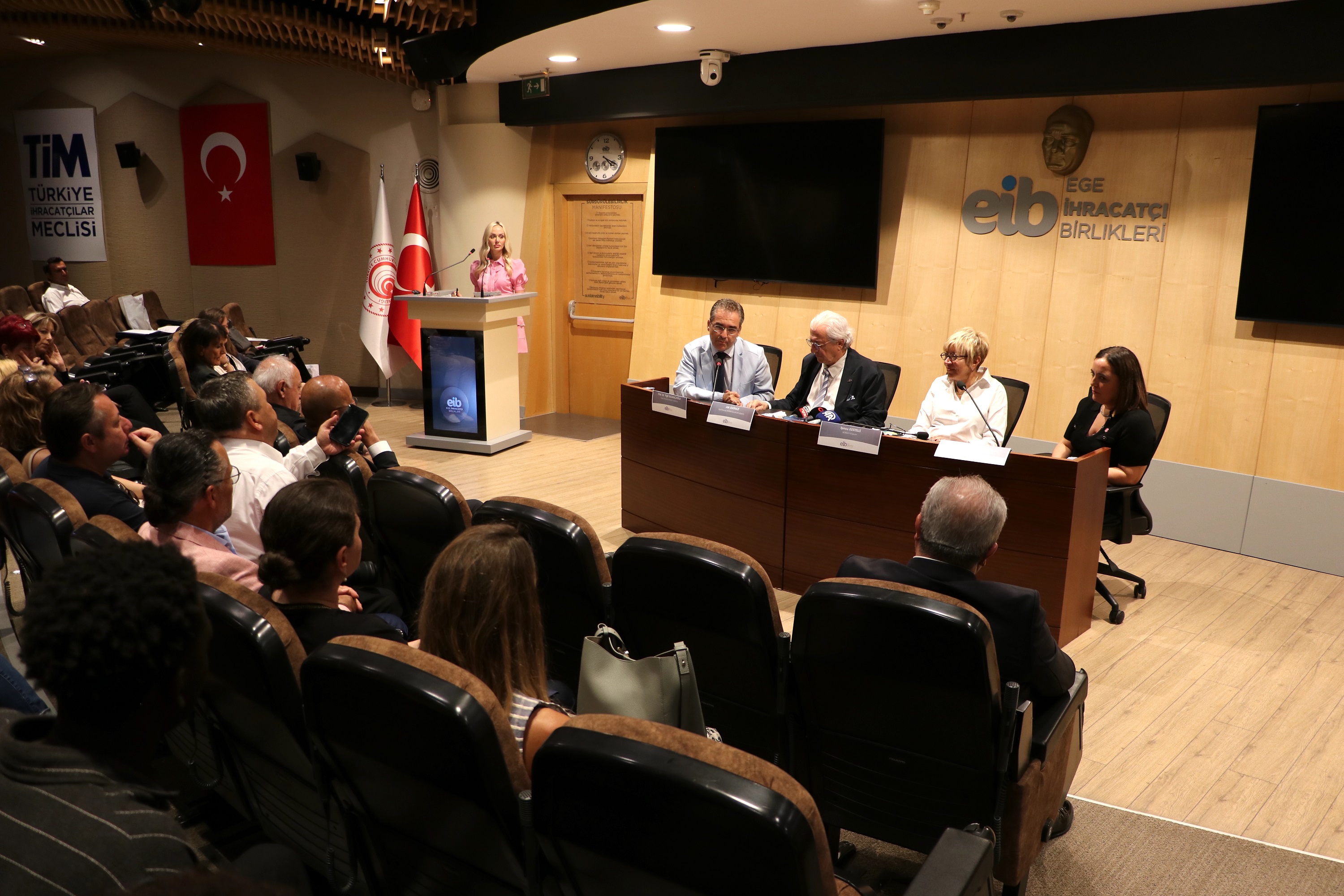 Denizli Haber Izmirde Uluslararasi Ogrencilere Ticaret Elciligi Egitimi Verildi (1)