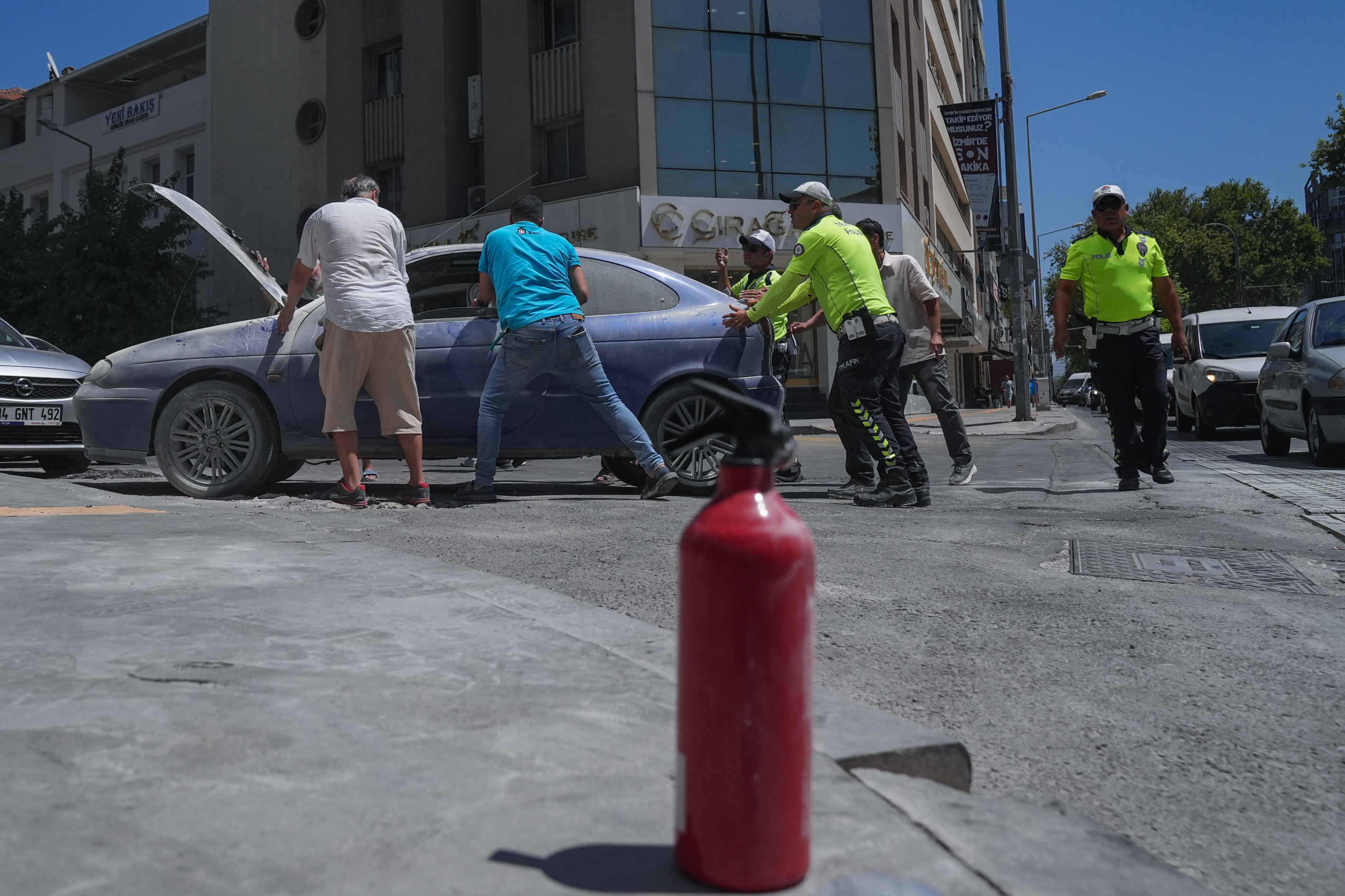 Denizli Haber Izmirde Yanan Otomobilde Hasar Olustu (1)