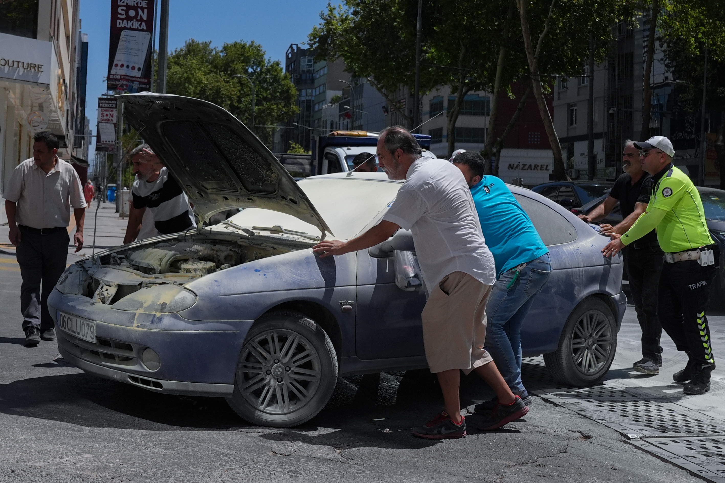 Denizli Haber Izmirde Yanan Otomobilde Hasar Olustu (3)