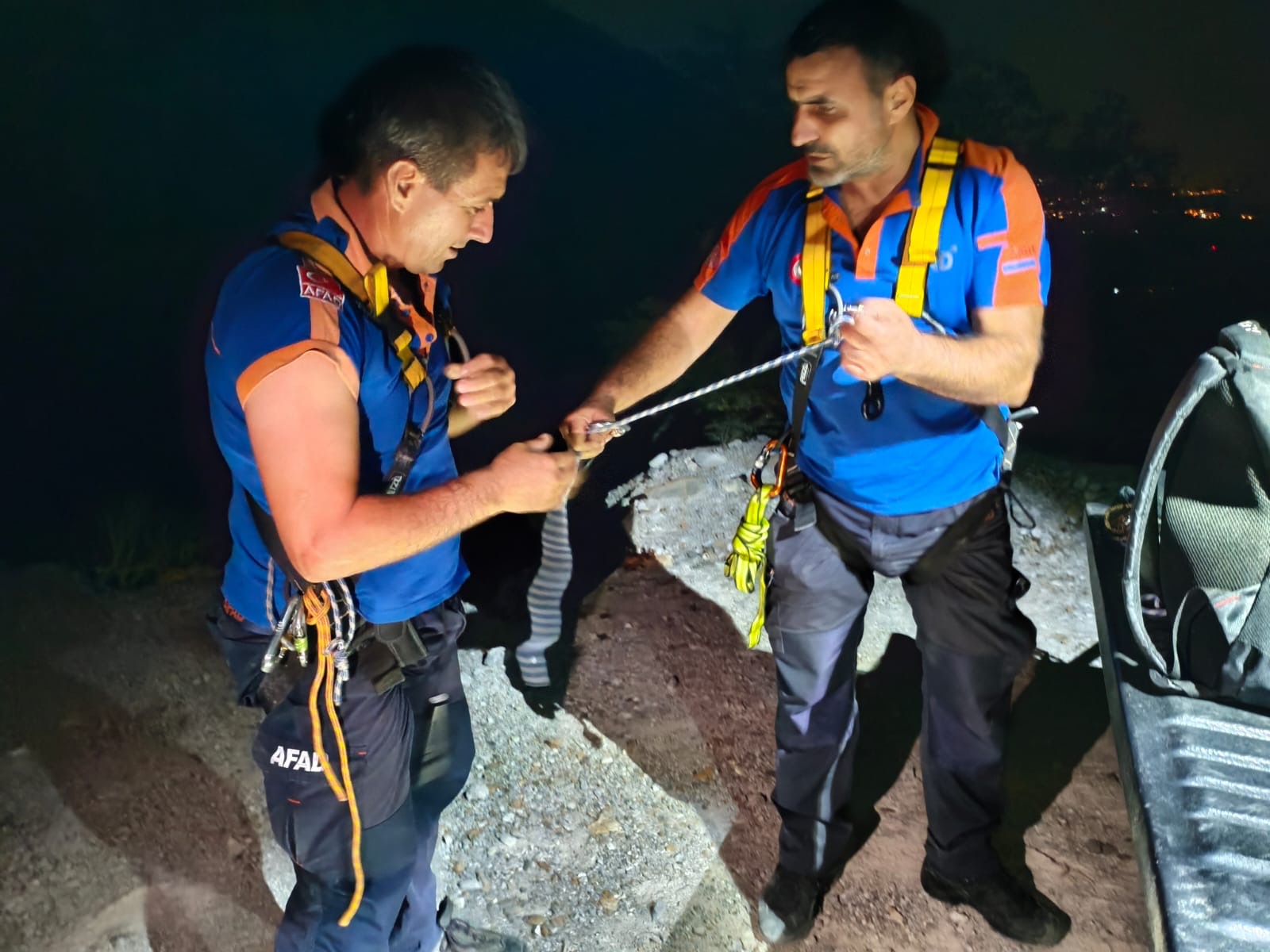 Denizli Haber Izmirde Yuruyus Yaptiklari Sirada Kayaliklarda Mahsur Kalan 3 Kisi Kurtarildi (2)