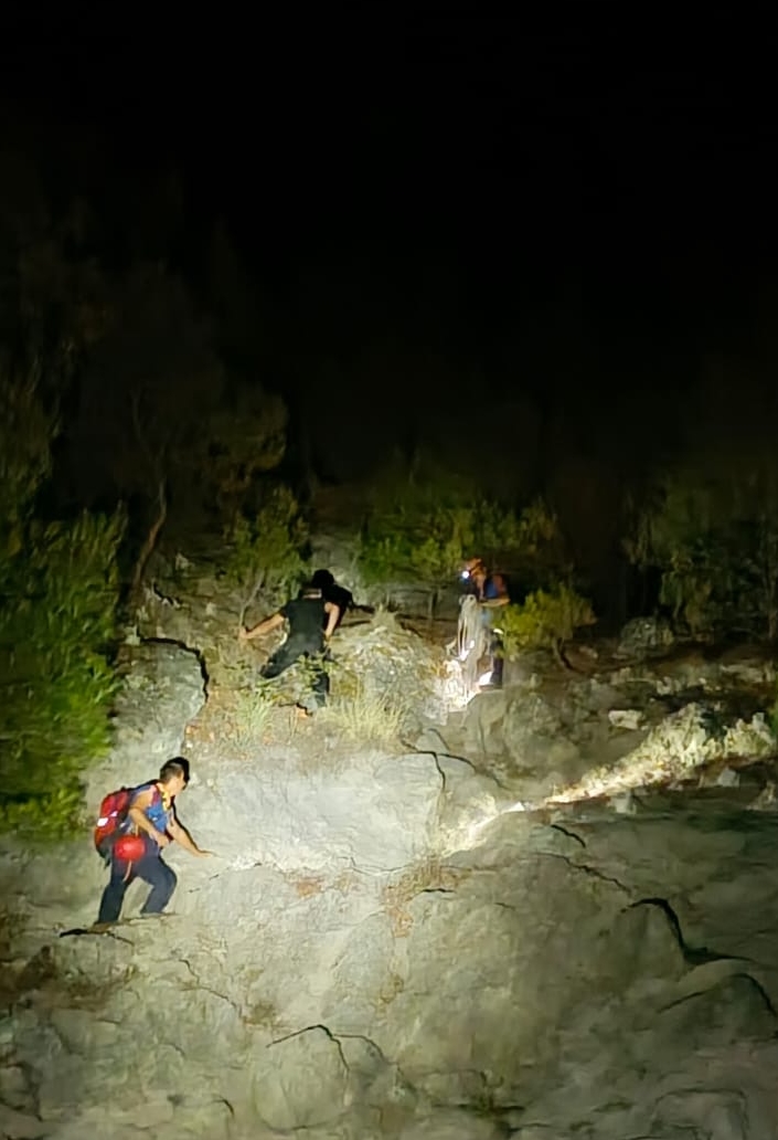 Denizli Haber Izmirde Yuruyus Yaptiklari Sirada Kayaliklarda Mahsur Kalan 3 Kisi Kurtarildi (3)