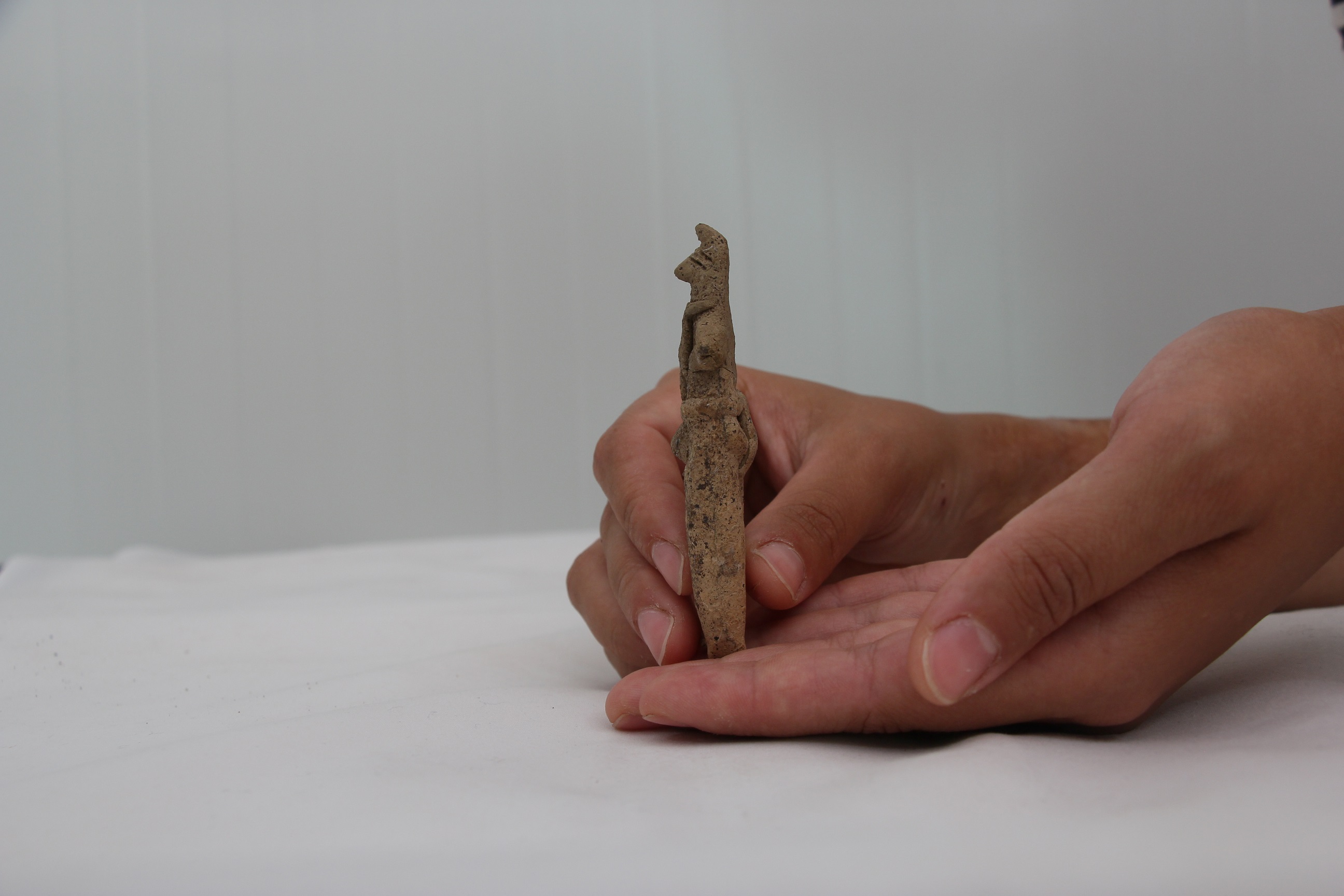 Denizli Haber Izmirdeki Ulucak Hoyugu Kazilarinda 8 Bin Yillik Kil Figur Bulundu (1)