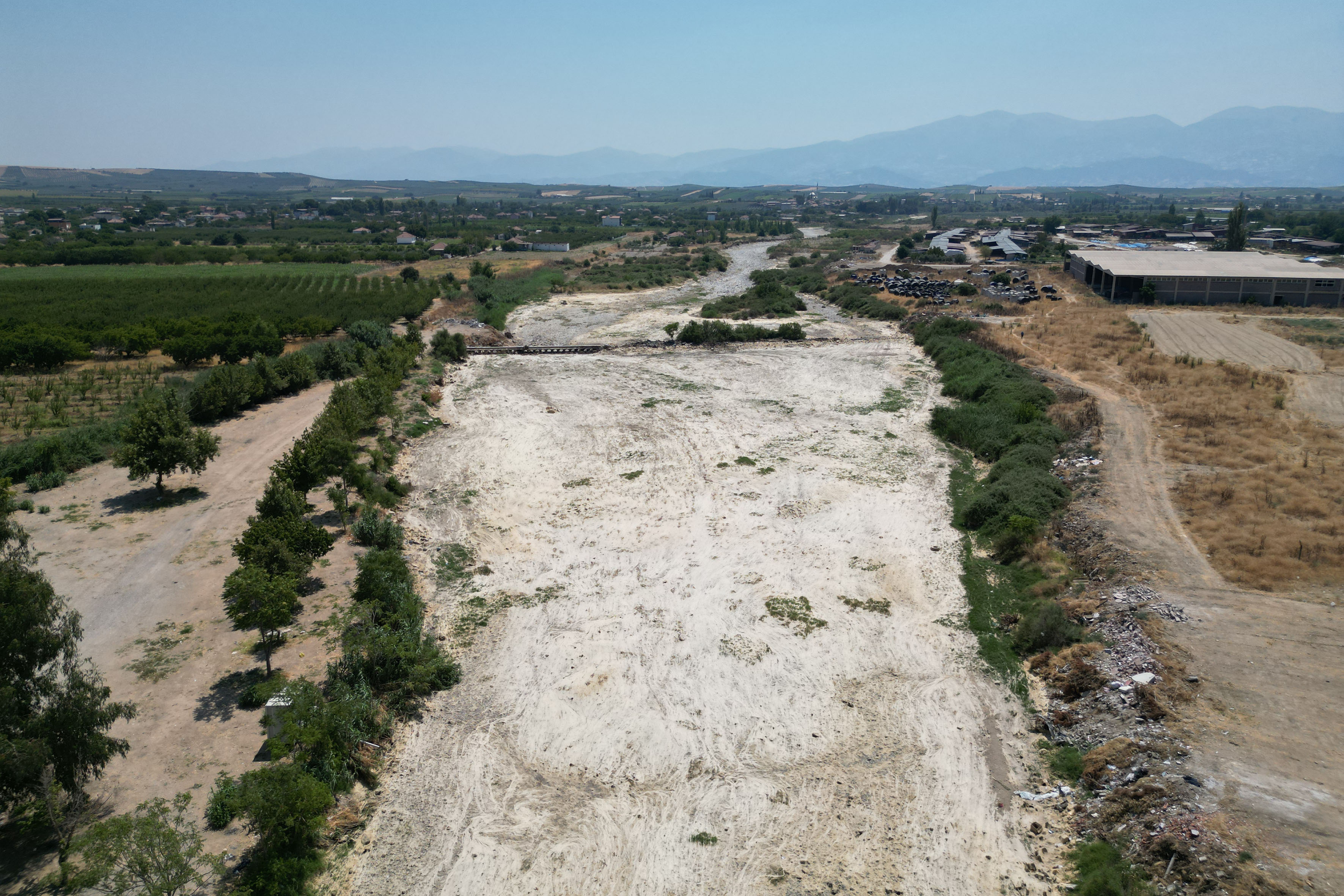 Denizli Haber Kurakligin Etkisiyle Gediz Nehrinin Bazi Bolumleri Kurudu (2)