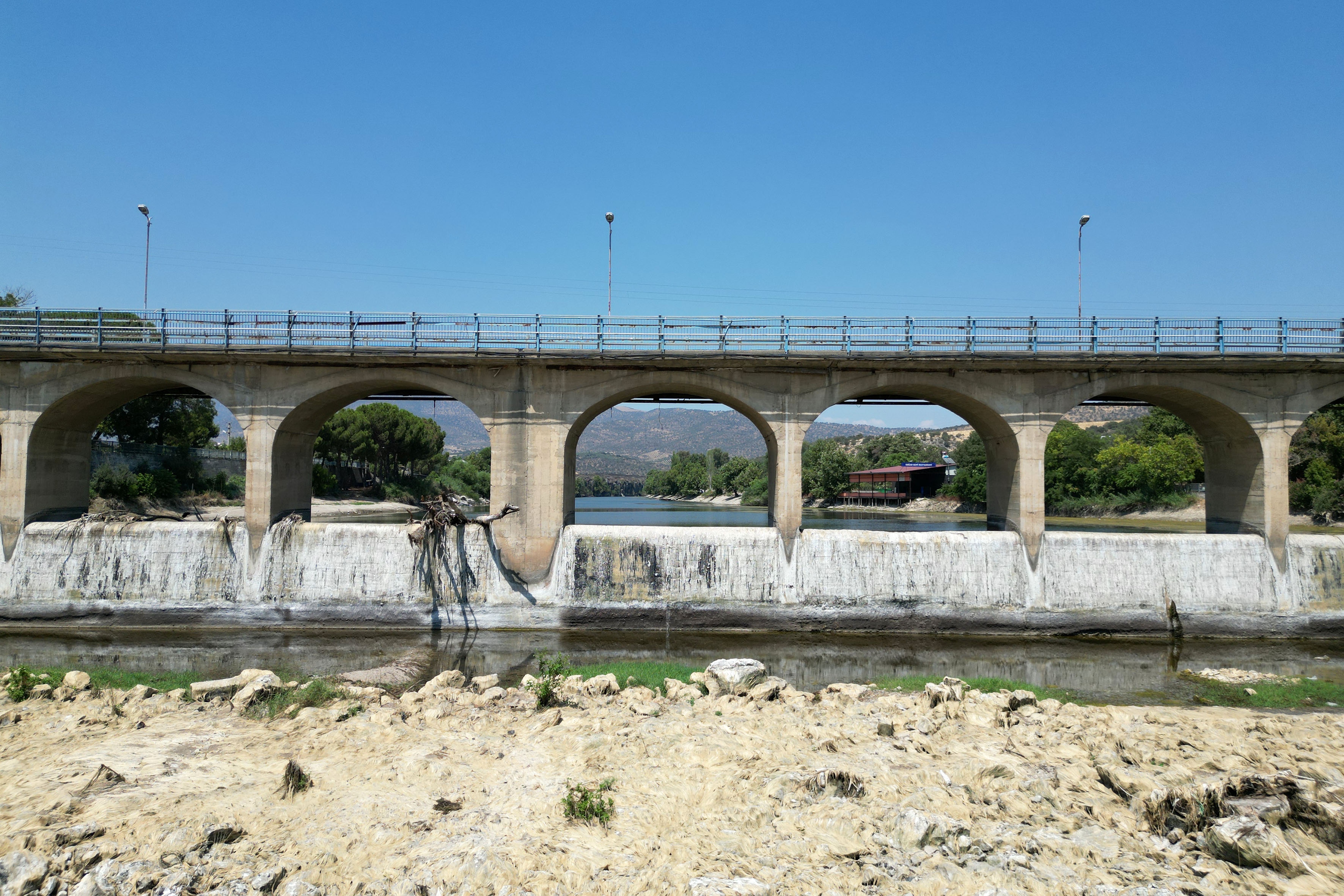 Denizli Haber Kurakligin Etkisiyle Gediz Nehrinin Bazi Bolumleri Kurudu (3)