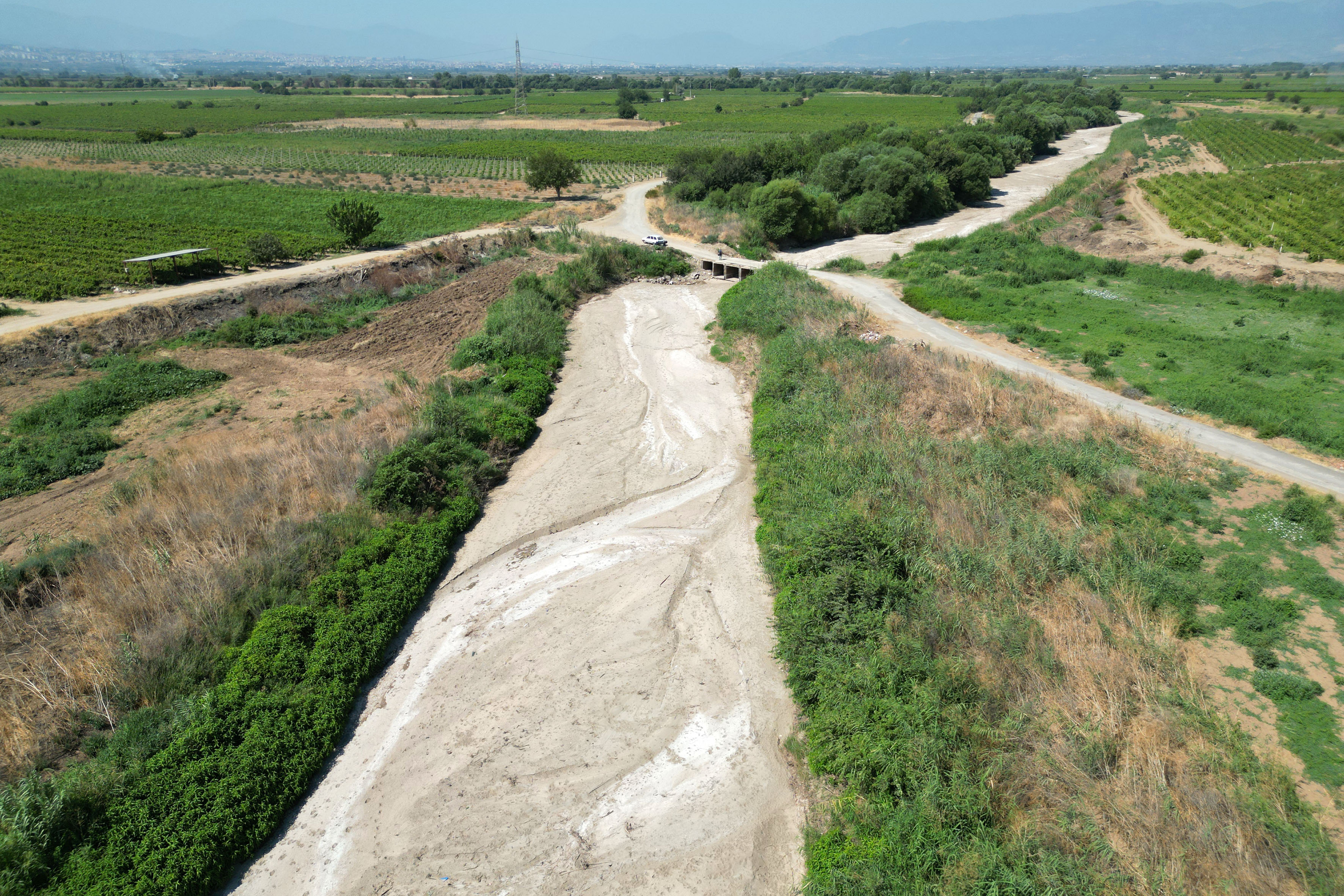 Denizli Haber Kurakligin Etkisiyle Gediz Nehrinin Bazi Bolumleri Kurudu (5)