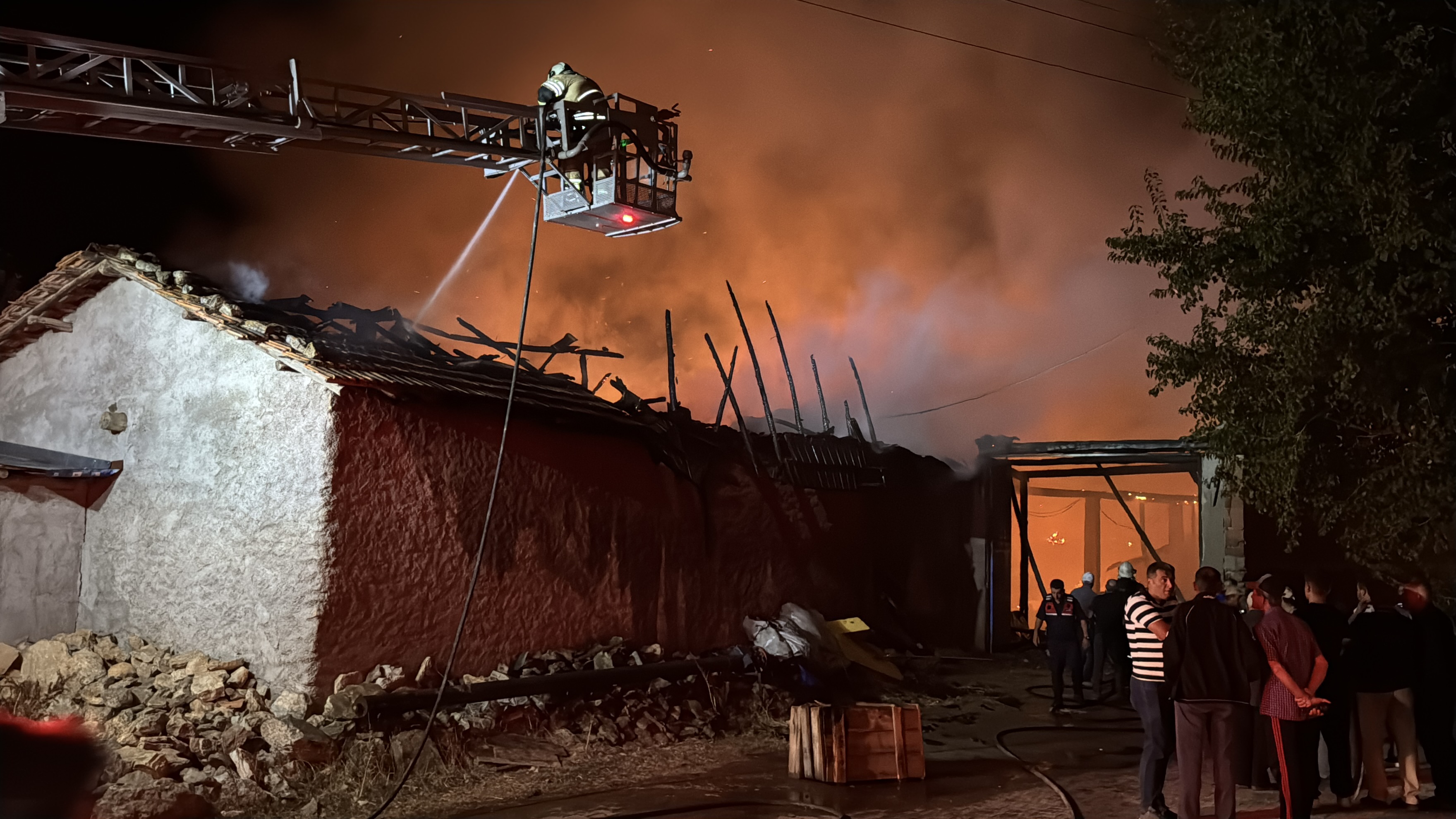 Denizli Haber Kutahyada 2 Koy Evi 3 Samanlik Ve 2 Ahir Yandi (1)