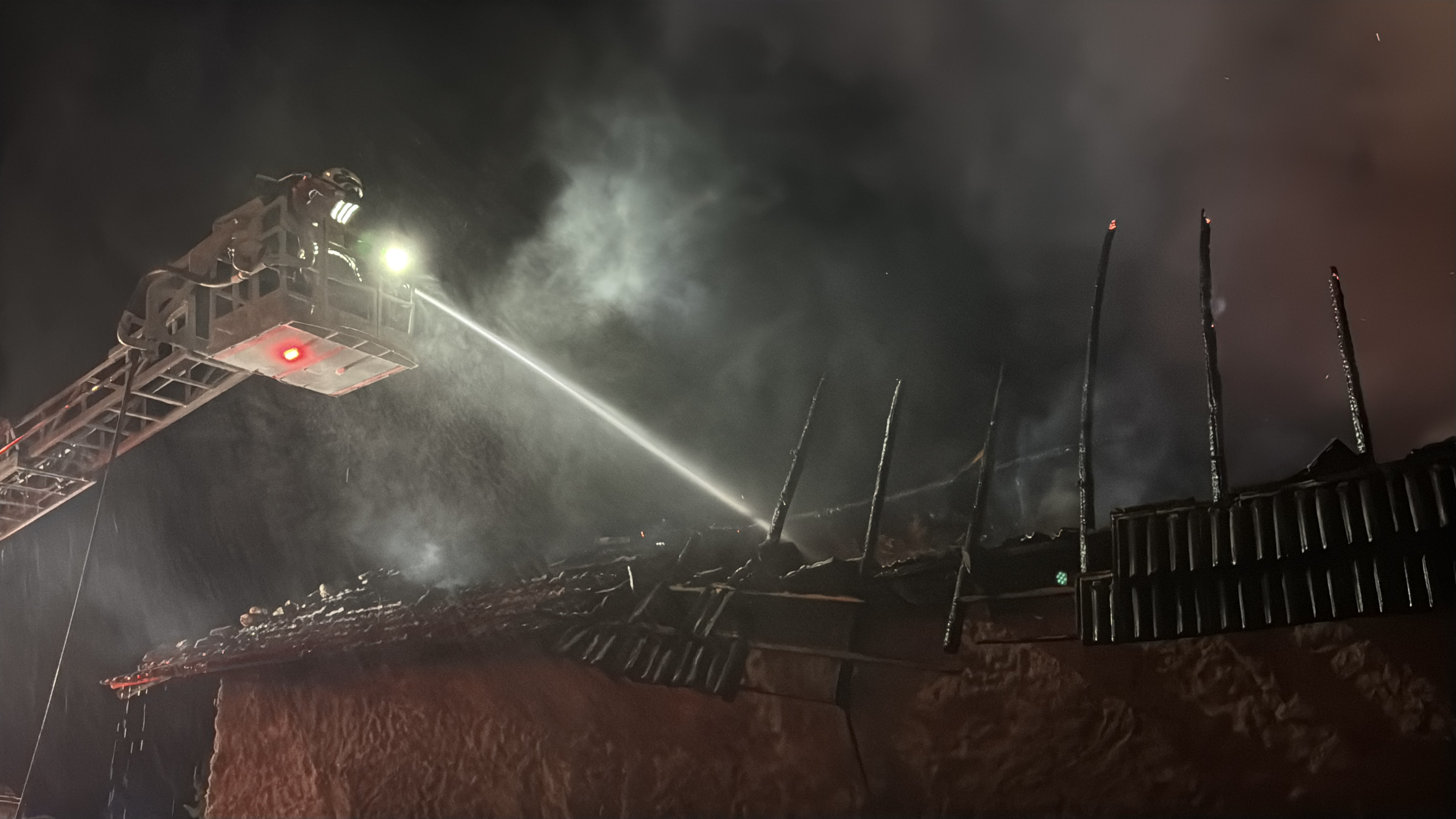 Denizli Haber Kutahyada 2 Koy Evi 3 Samanlik Ve 2 Ahir Yandi (3)