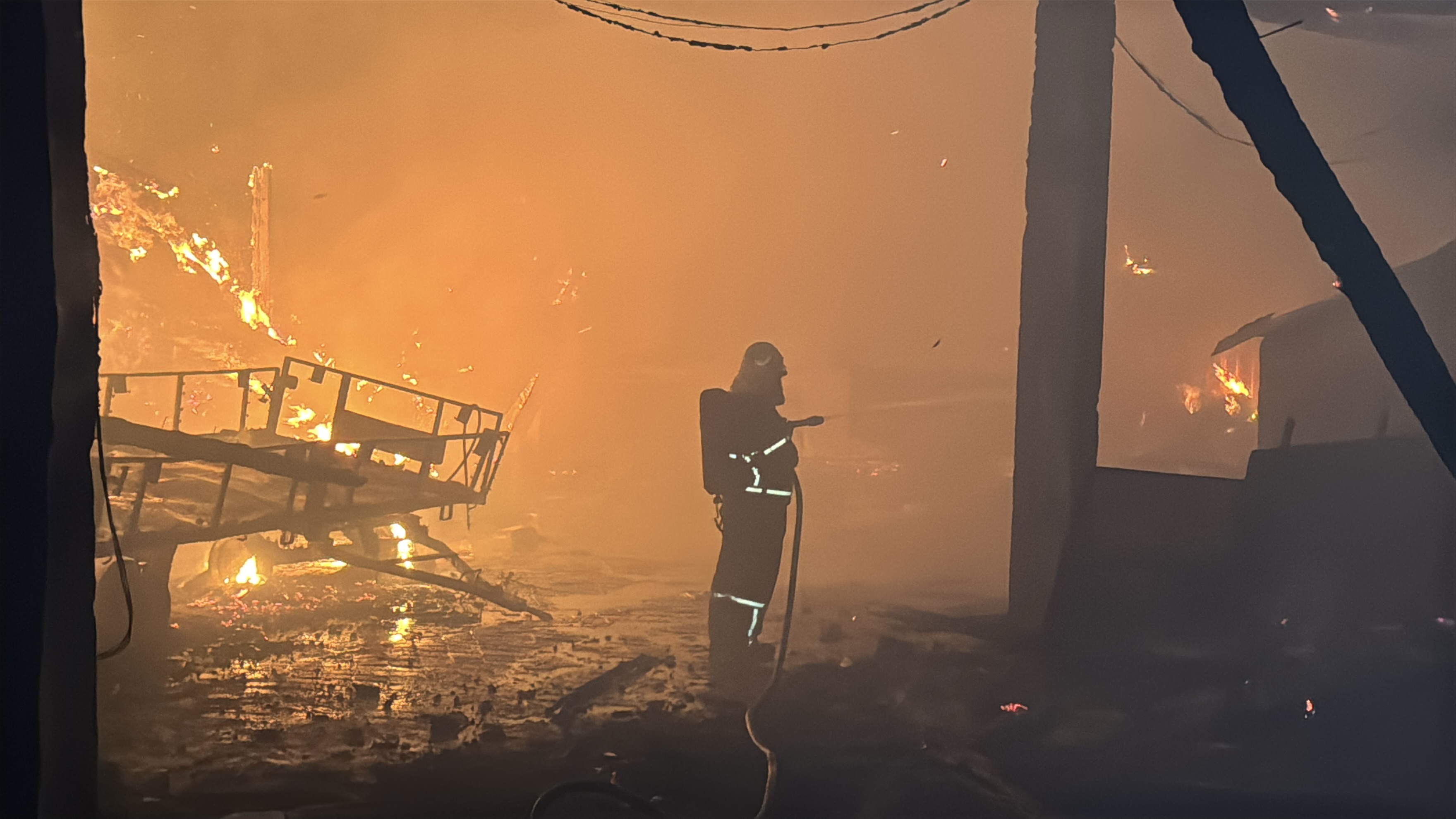 Denizli Haber Kutahyada 2 Koy Evi 3 Samanlik Ve 2 Ahir Yandi (4)