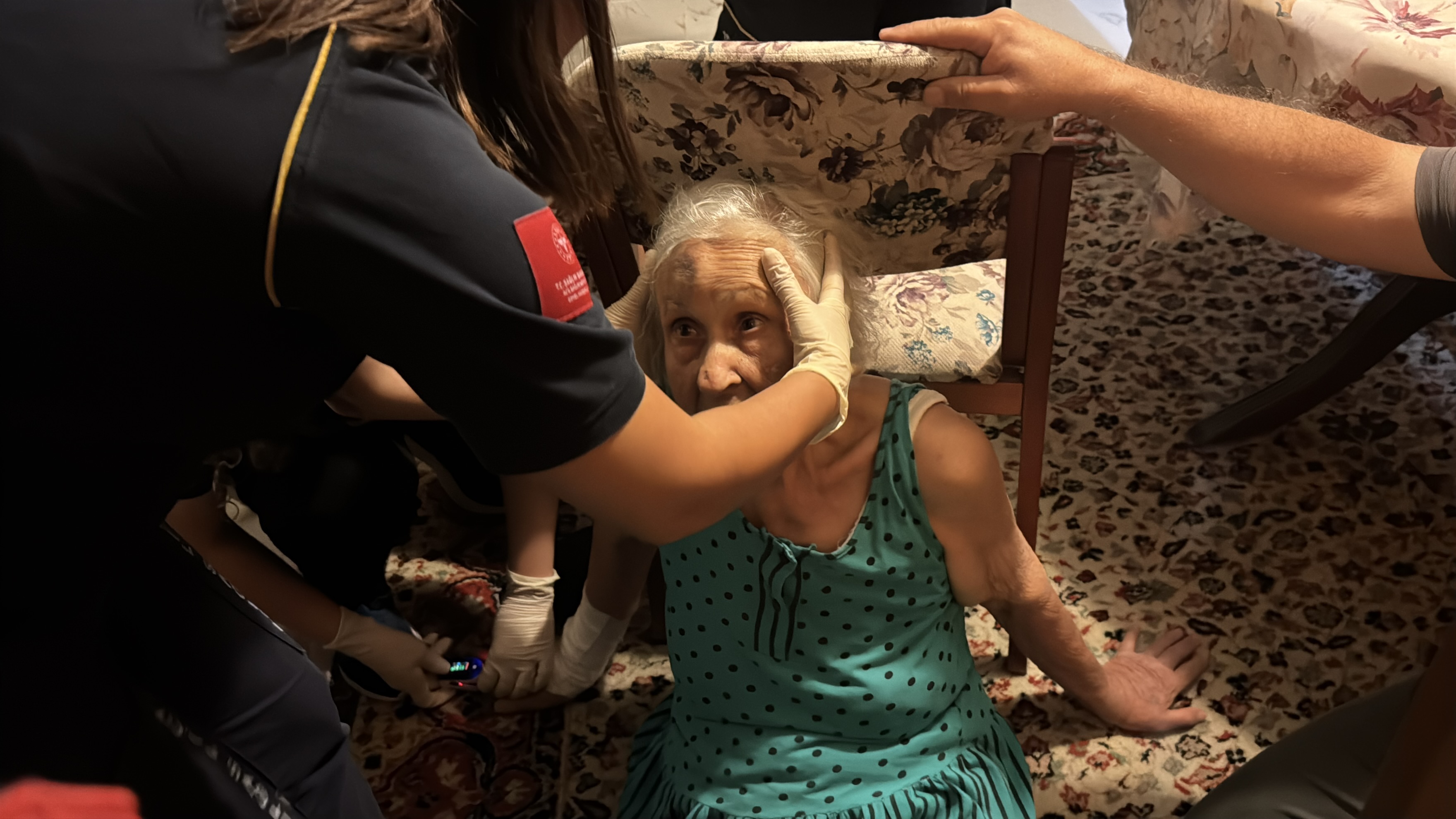 Denizli Haber Kutahyada Evinde Dusup Yaralanan Yasli Kadini Ekipler Kurtardi (1)