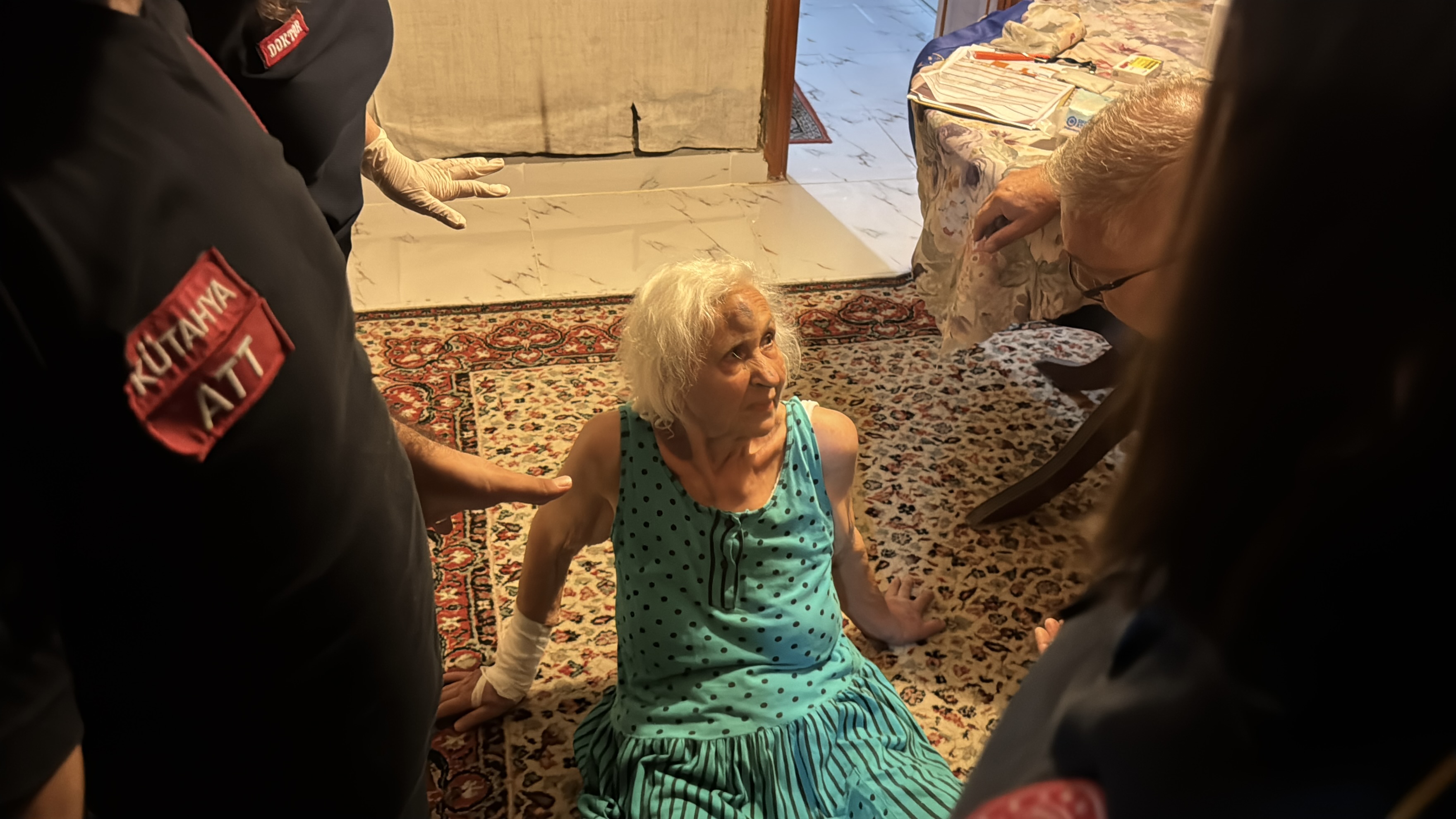 Denizli Haber Kutahyada Evinde Dusup Yaralanan Yasli Kadini Ekipler Kurtardi (3)