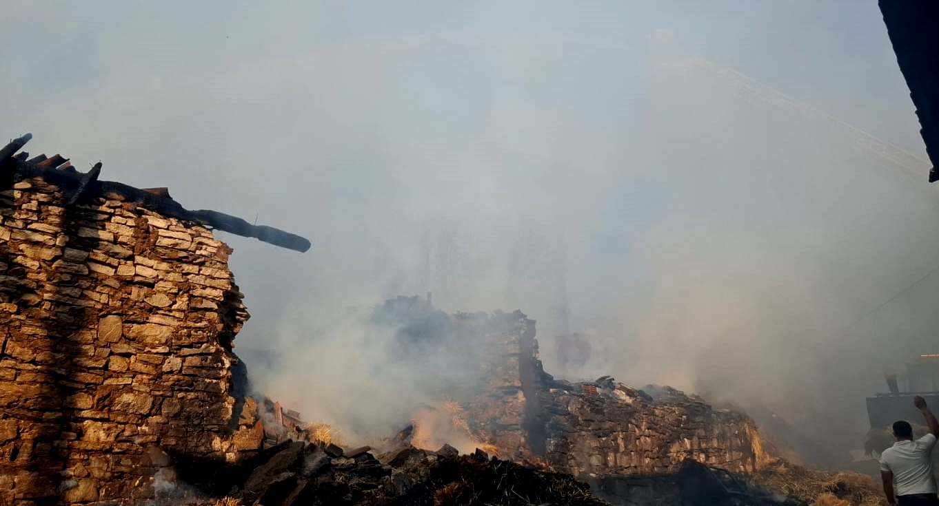 Denizli Haber Kutahyada Koyde Cikan Yanginda 2 Ev Ile 4 Samanlik Kullanilamaz Hale Geldi (3)