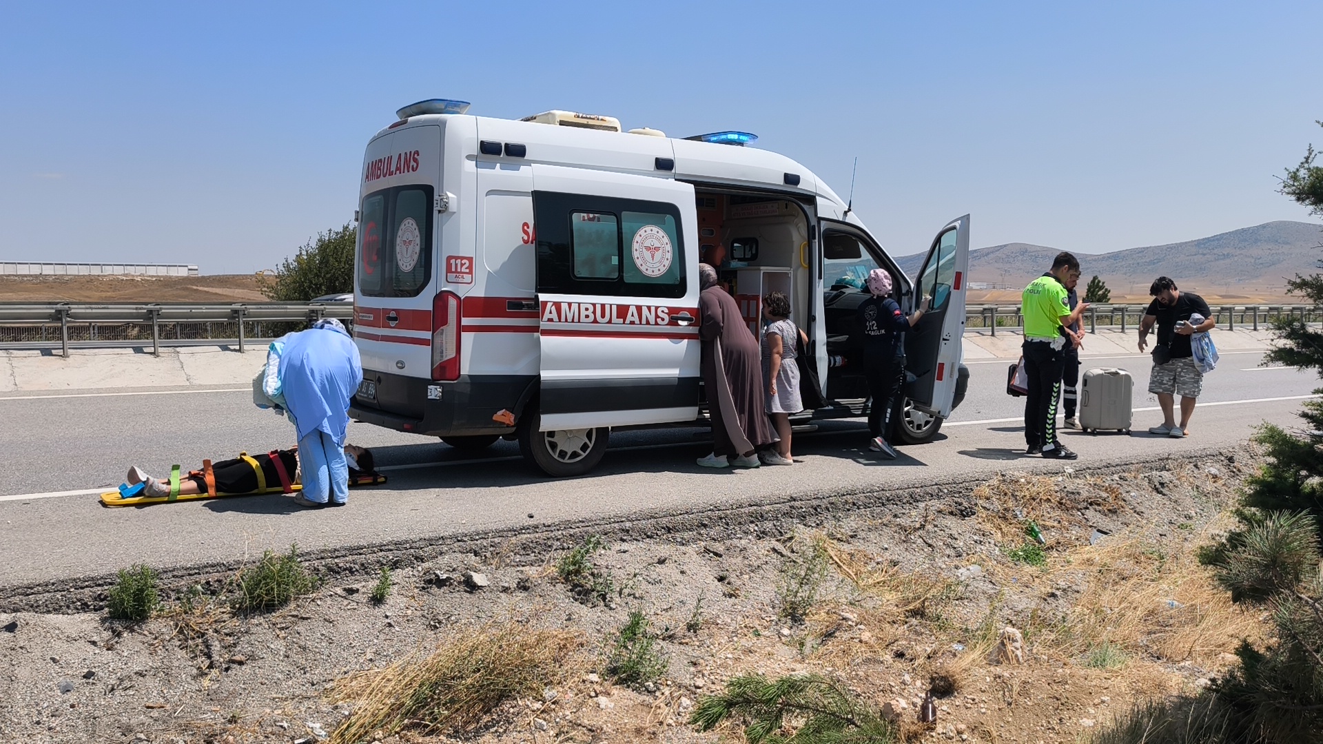 Denizli Haber Kutahyada Tarlaya Devrilen Hafif Ticari Aractaki 4 Kisi Yaralandi (1)