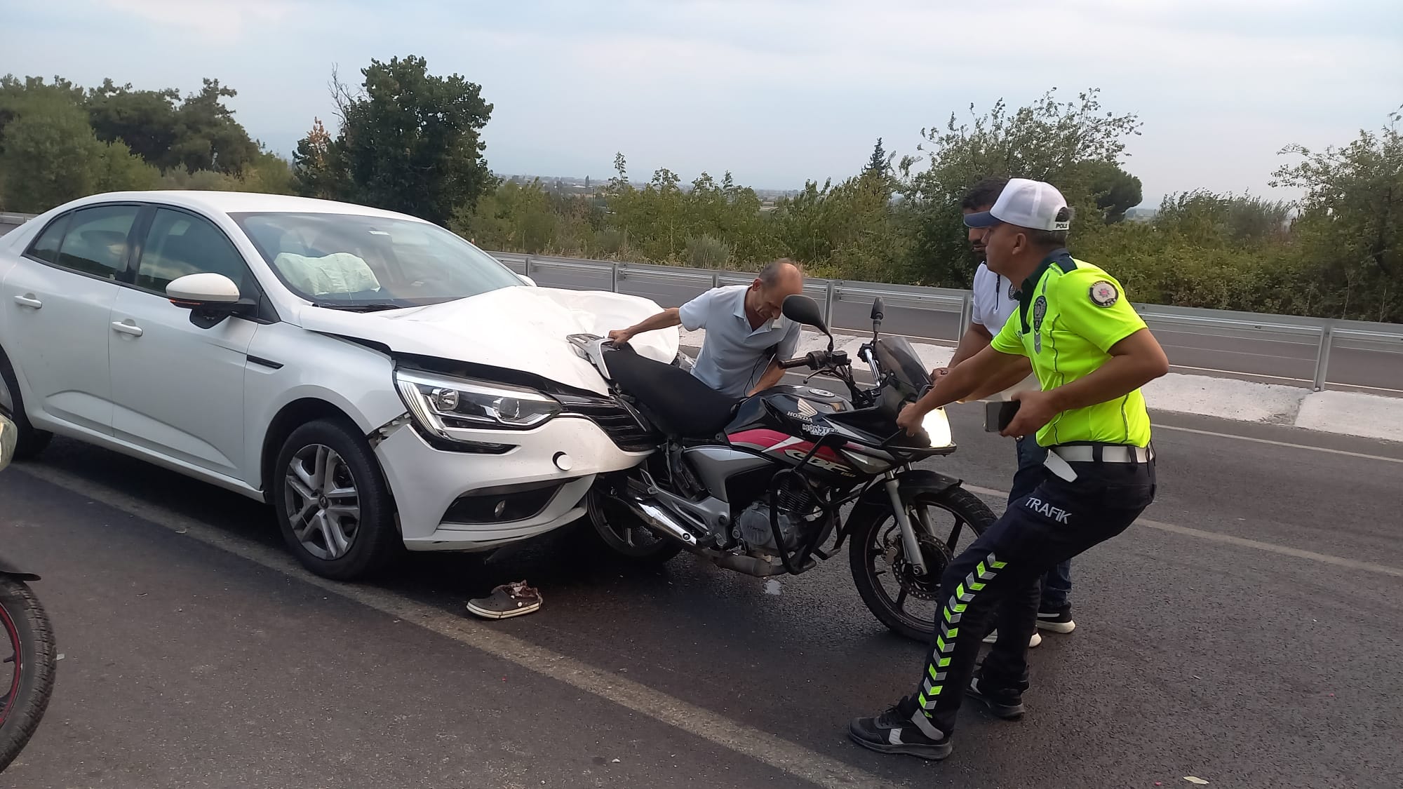 Denizli Haber Manisada Otomobilin Carptigi Motosikletteki Baba Ve 2 Cocugu Yaralandi