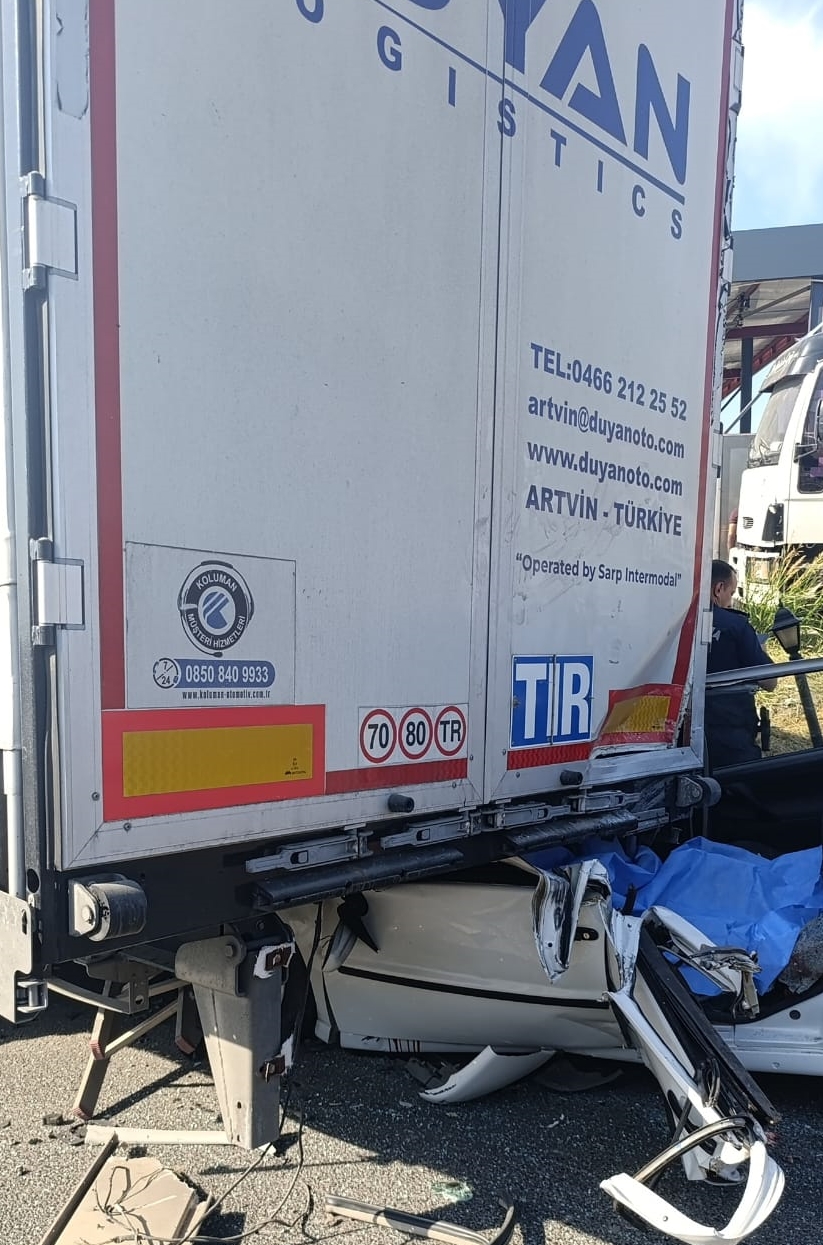 Denizli Haber Manisada Tira Arkadan Carpan Otomobildeki 2 Kardes Oldu (2)