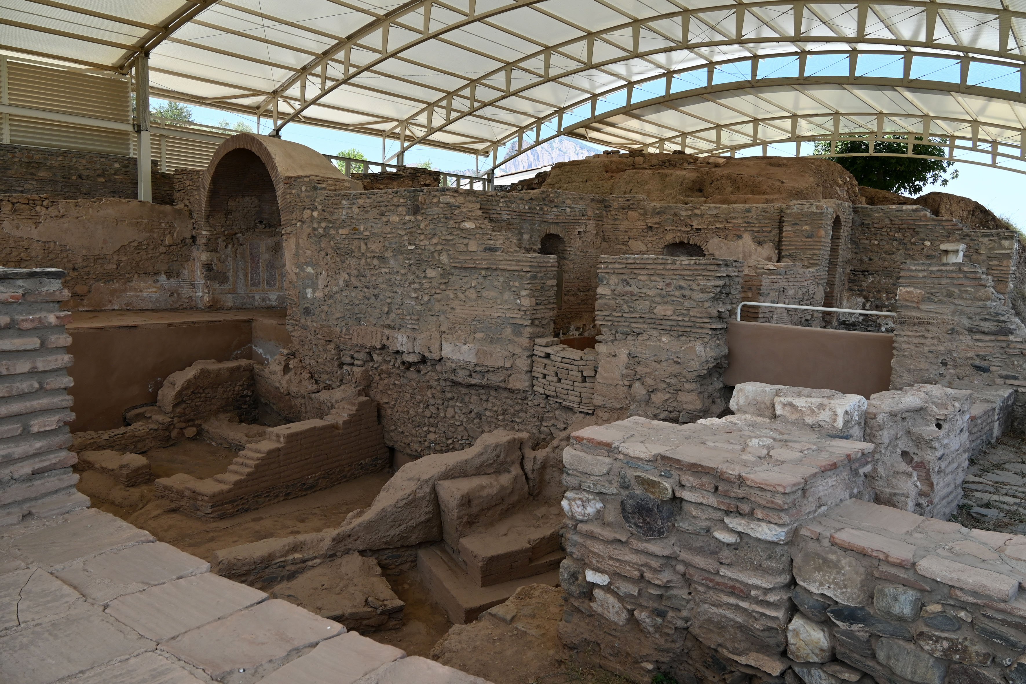 Denizli Haber Sardeste 2 Bin 800 Yillik Lidya Sarayinin Kalintilarina Ulasildi (1)