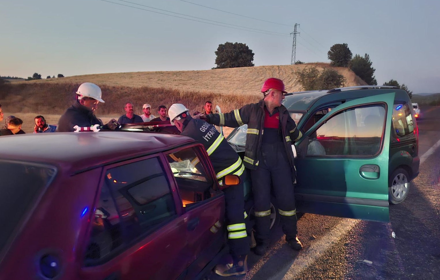 Denizli Haberkutahyada Otomobil Ile Hafif Ticari Arac Carpisti 2 Kisi Oldu (1)