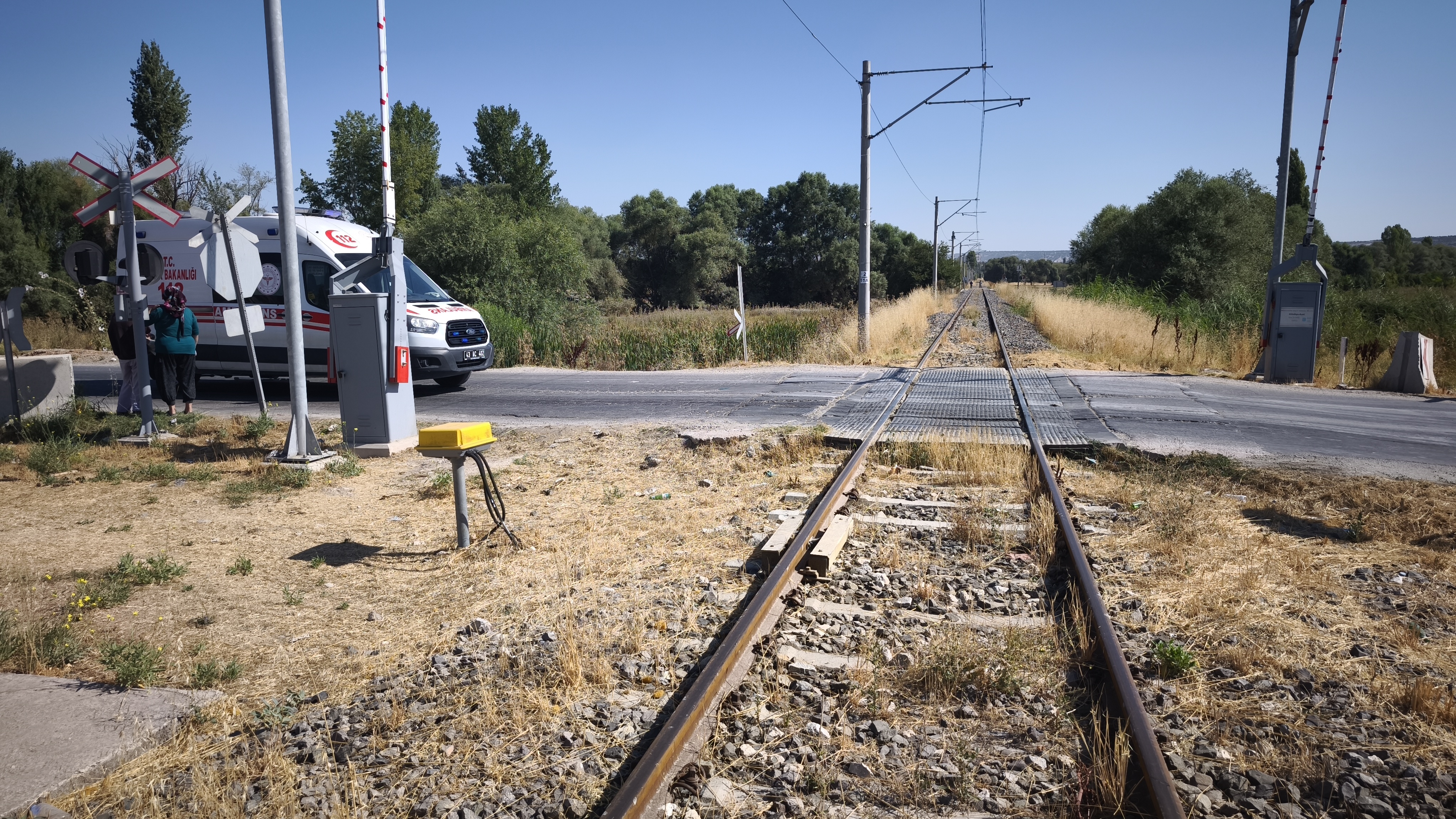 Denizzli Haber Kutahyada Telefonla Konusurken Fark Etmedigi Trenin Carptigi Kadin Yaralandi (2)