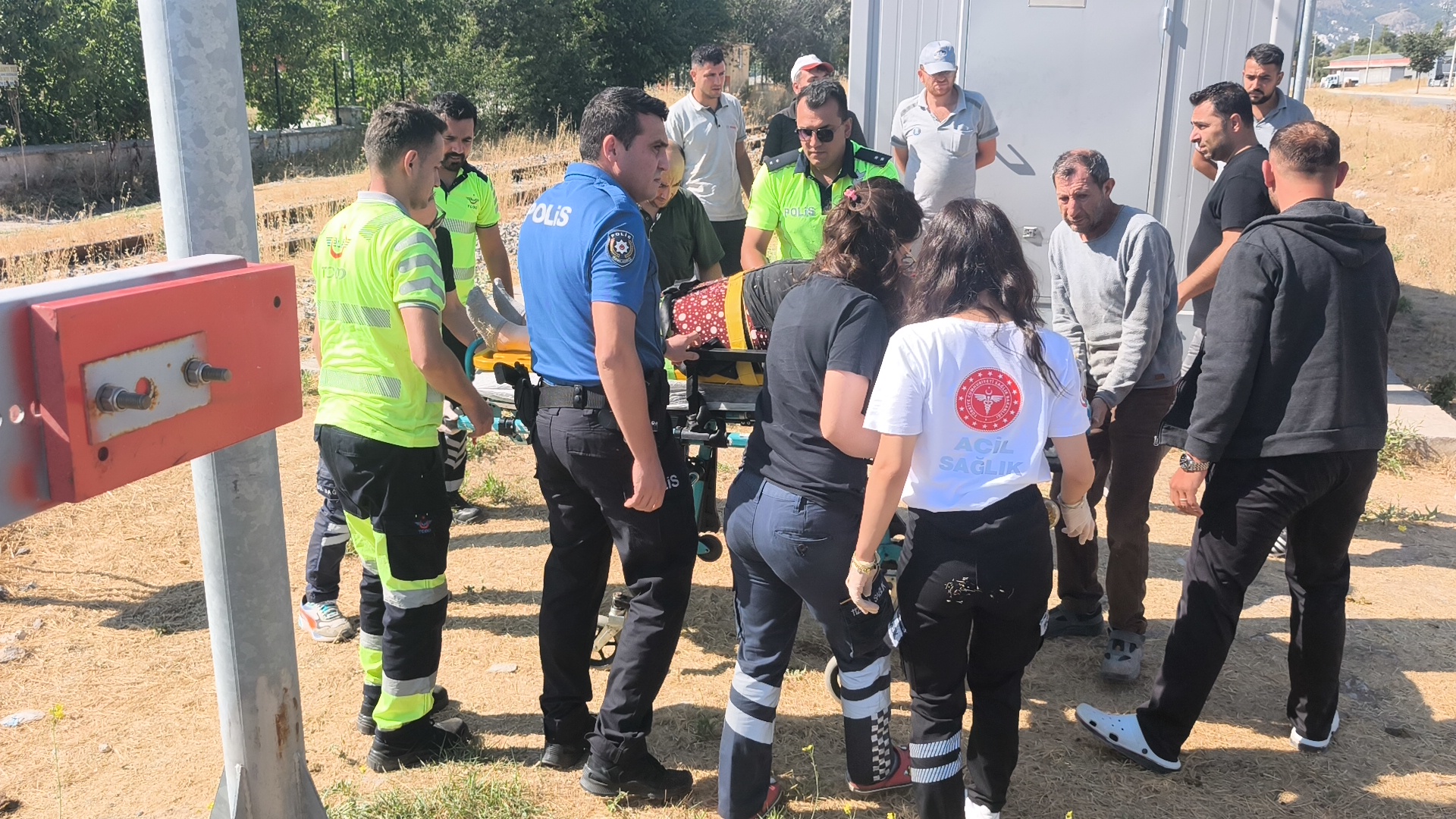 Denizzli Haber Kutahyada Telefonla Konusurken Fark Etmedigi Trenin Carptigi Kadin Yaralandi (3)