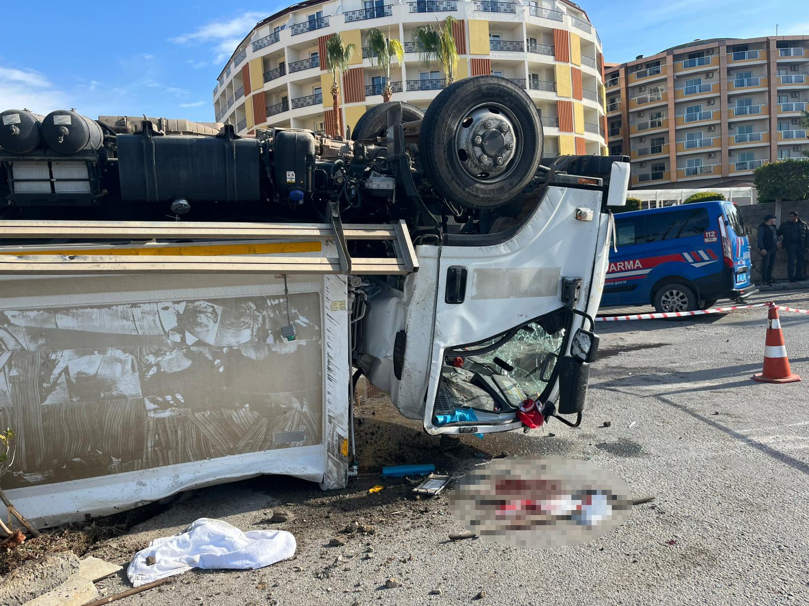 Antalya Alanya'da Trafik Kazası! Çöp Kamyonu Devrildi, Yaralılar Var... (3)