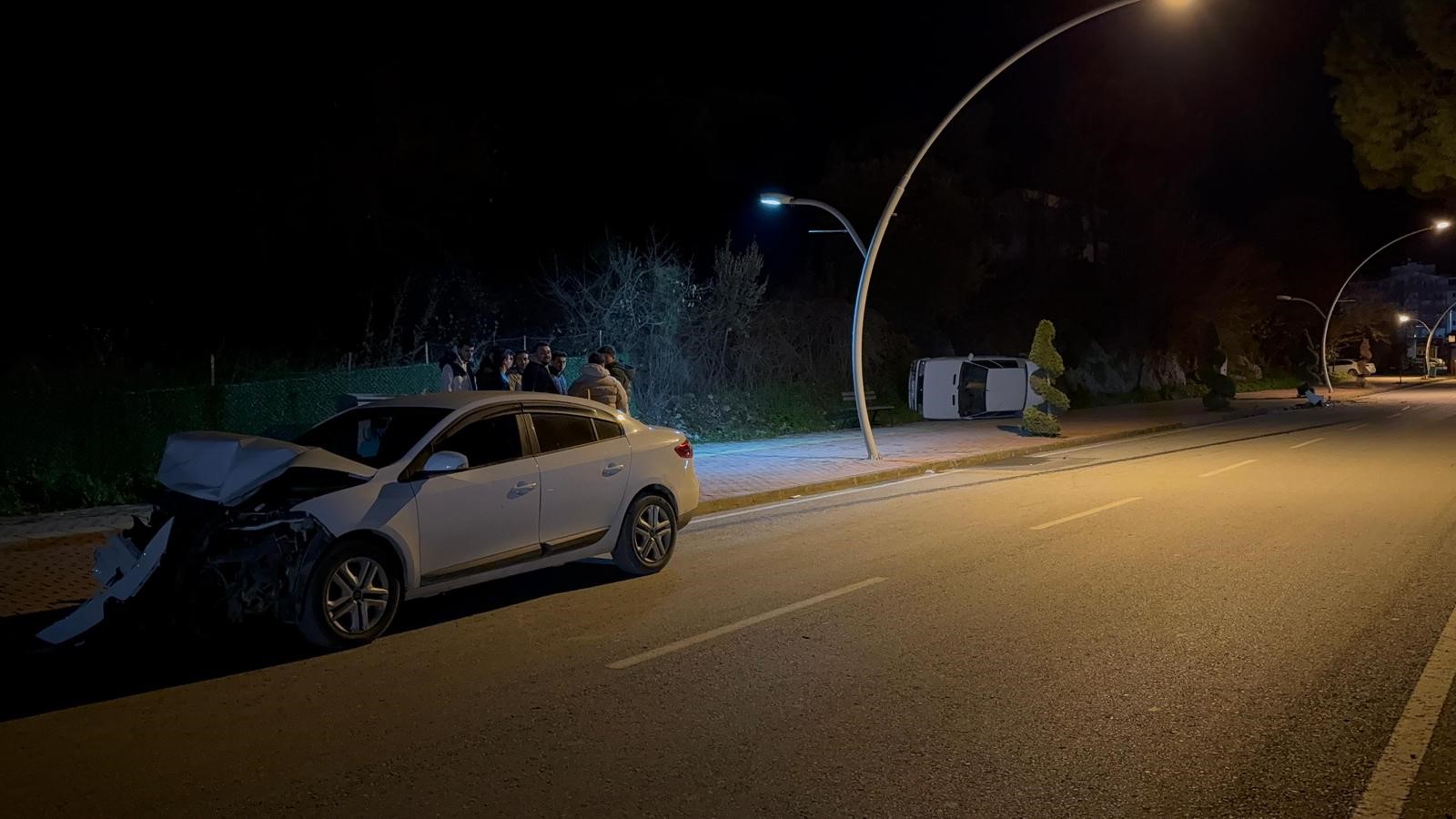 Antalya Gazipaşa’da Park Halindeki Otomobile Çarpan Sürücü Kaçtı (2)