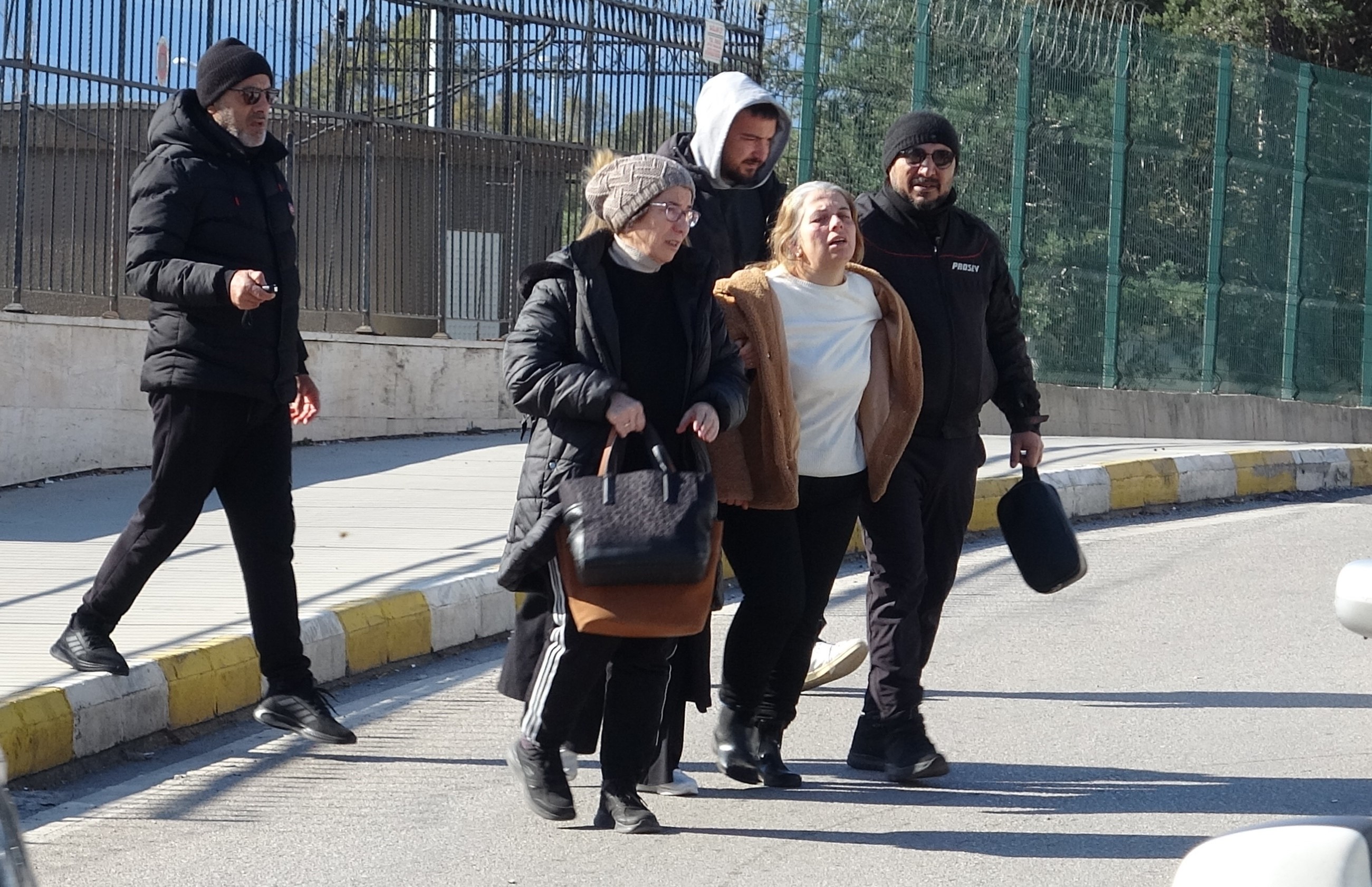 Antalya'da Yol Kenarında 14 Yaşındaki Çocuk Ölü Bulundu! (1)