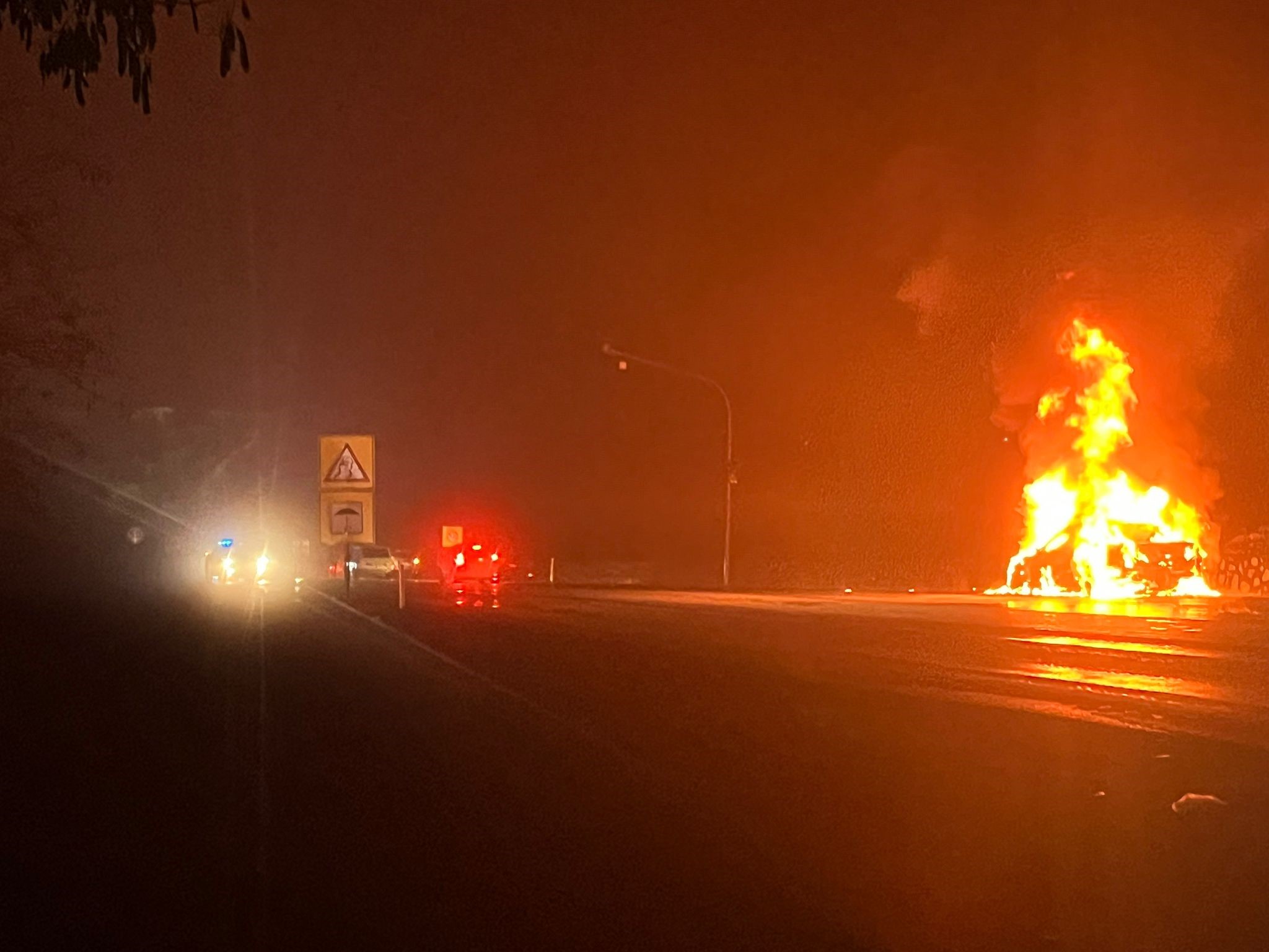 Burdur’da Lüks Otomobil Alev Alev Yandı (1)