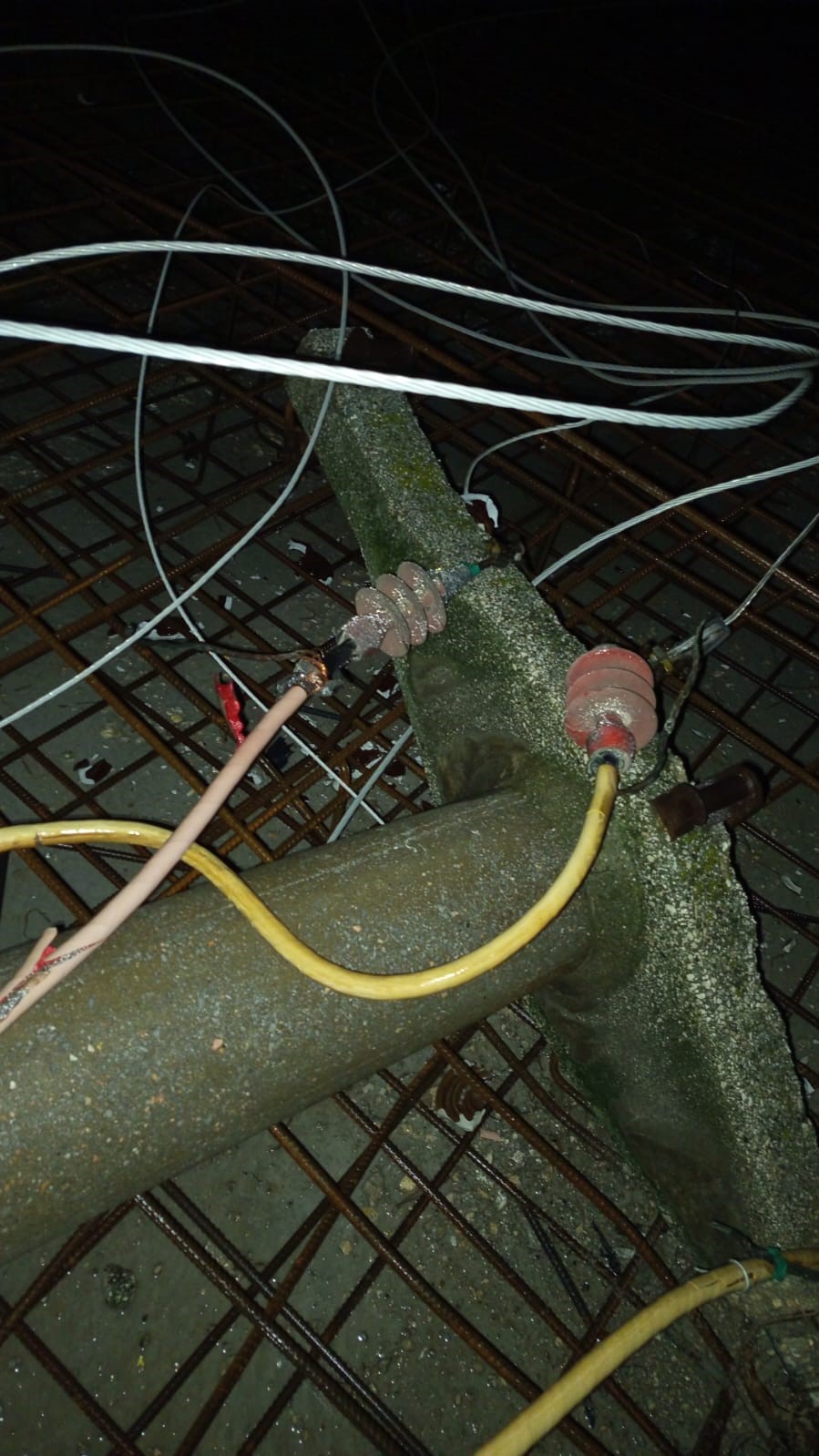 Denizli Buldan'da Şiddetli Fırtına! Yüksek Gerelim Hattı Inşaata Devrildi... (1)