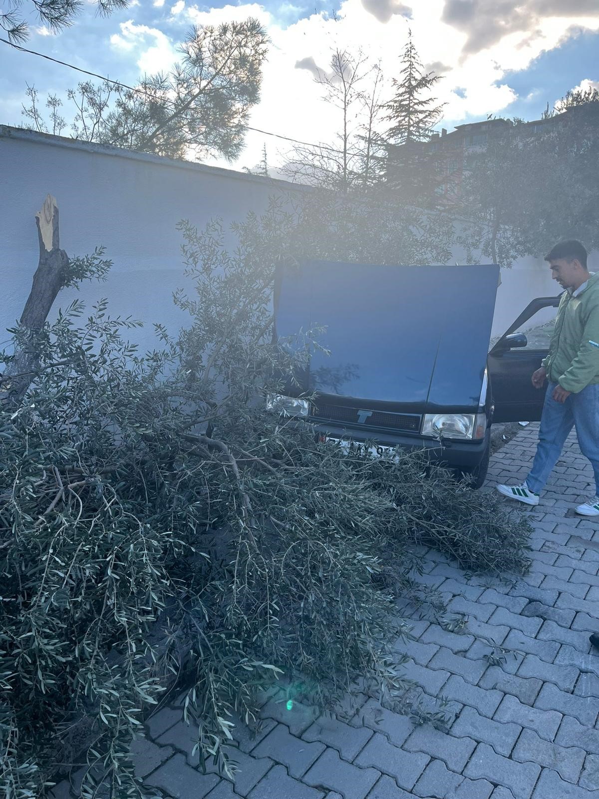 Denizli Buldan'da Trafik Kazası! Hızını Alamayan Otomobil... (1)