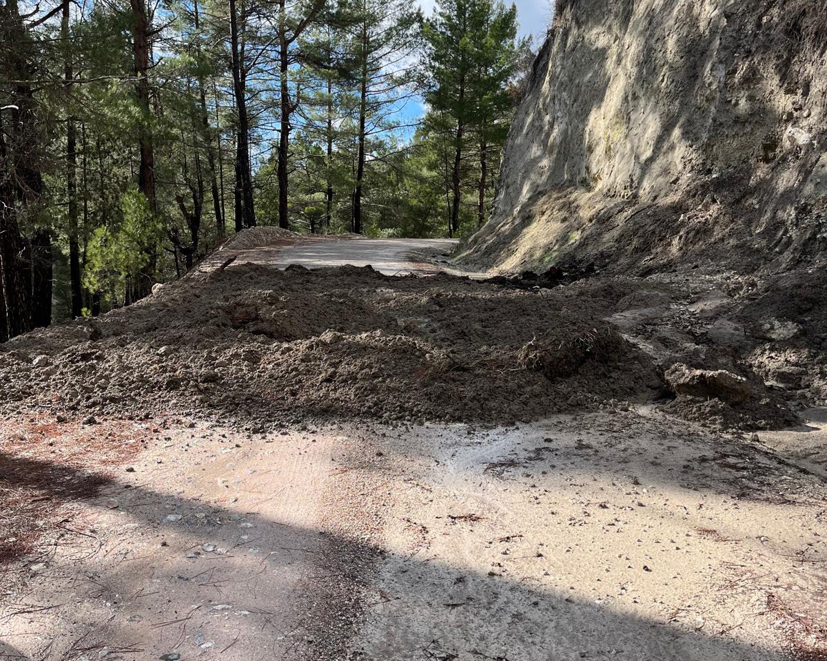 Denizli Çameli’de Heyelan! Toprak Kayması Yolu Kapattı... (1)