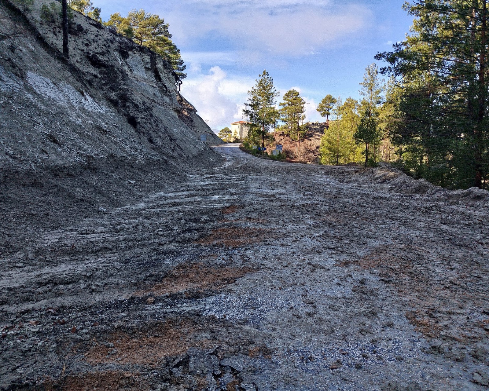 Denizli Çameli’de Heyelan! Toprak Kayması Yolu Kapattı... (2)
