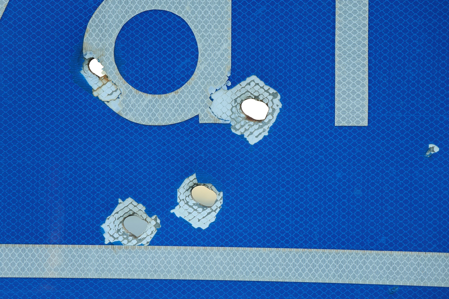 Denizli Haber Aydın’da Trafik Levhaları Kurşunların Hedefi Oldu2