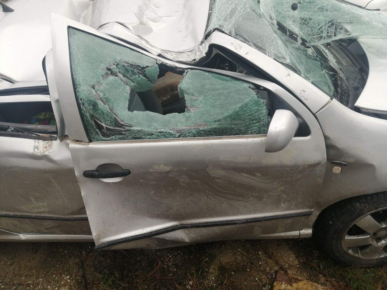 Denizli Haber Otomobil Şarampole Yuvarlandı