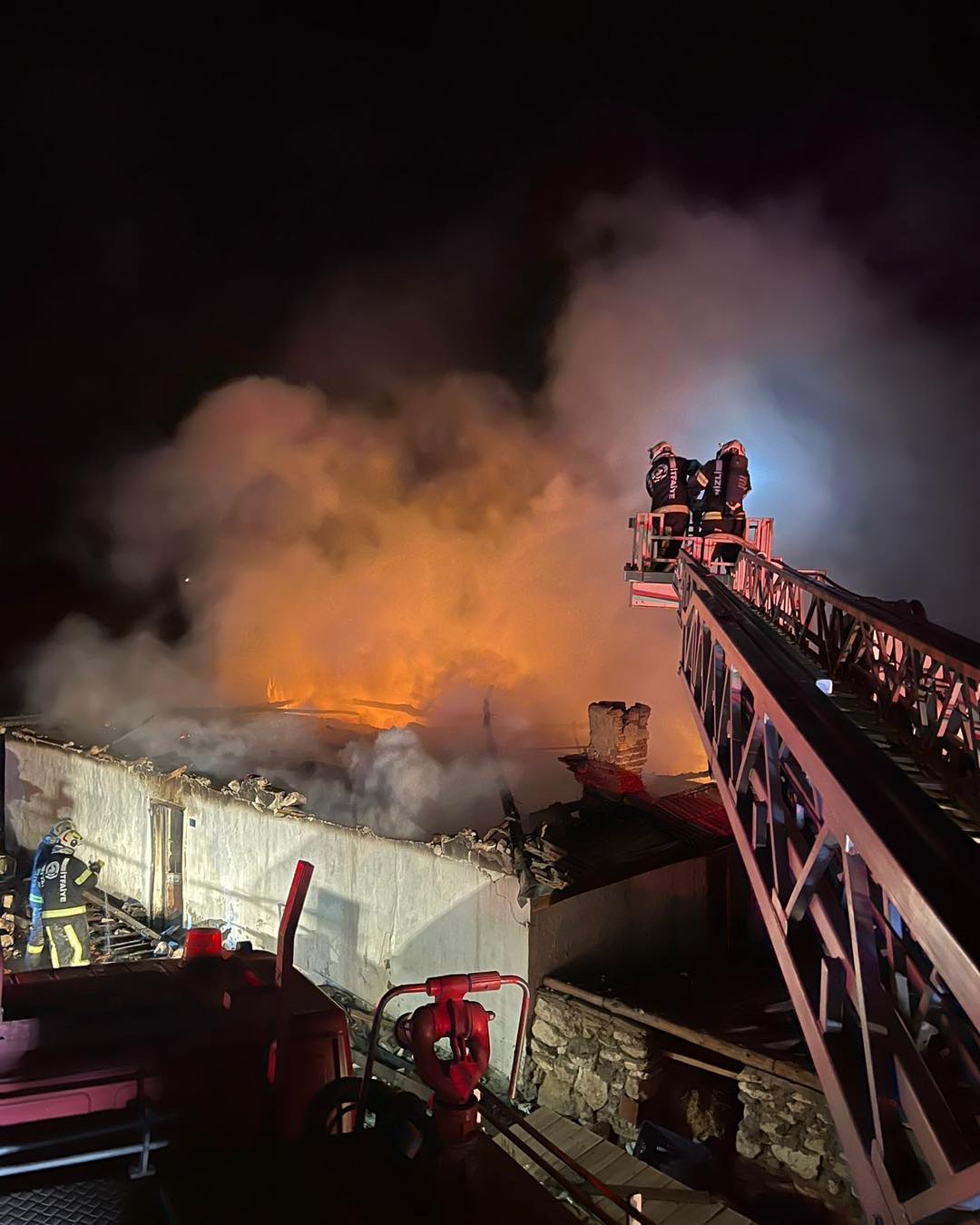 Denizli Haber Sarayköy'de Alevler Geceyi Aydınlattı (1)