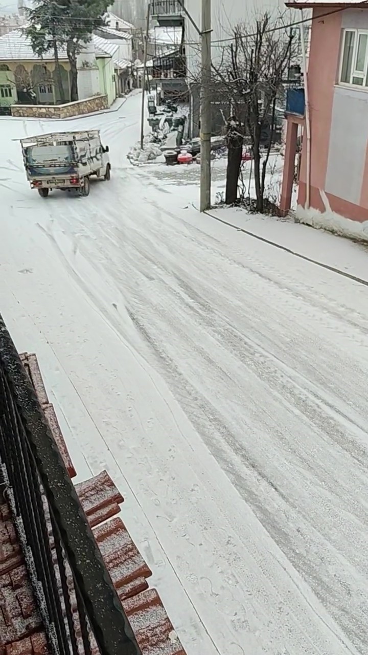 Denizli’de Kar Yağışı! Kamyonet Buzlanan Yolda... (1)