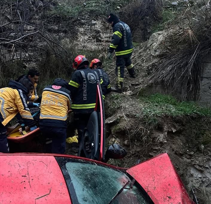 Denizli'de Trafik Kazası! Uçuruma Yuvarlanan Araçta Yaralılar Var... (1)