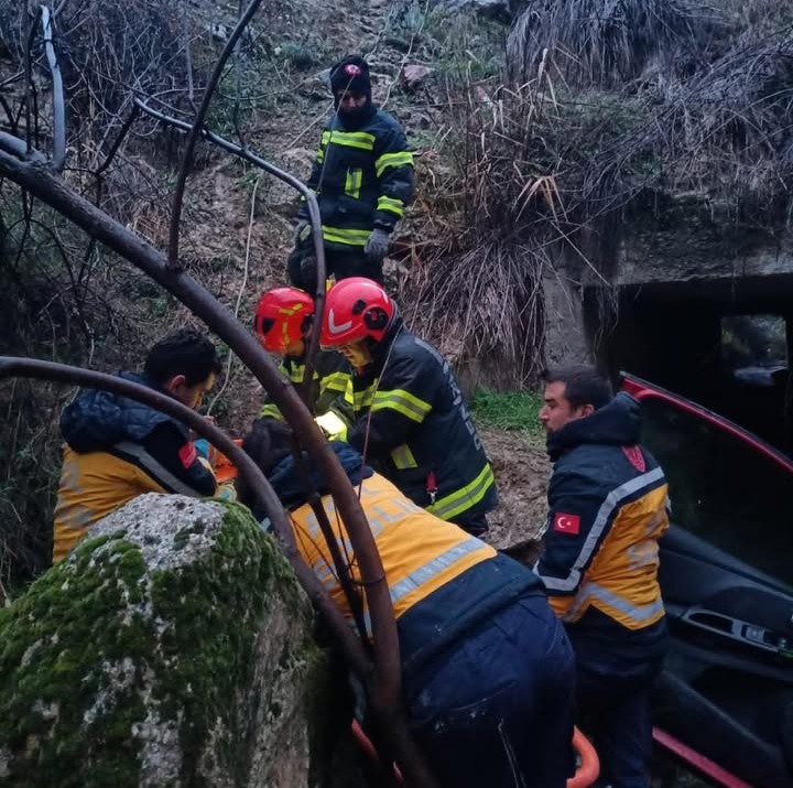 Denizli'de Trafik Kazası! Uçuruma Yuvarlanan Araçta Yaralılar Var... (4)