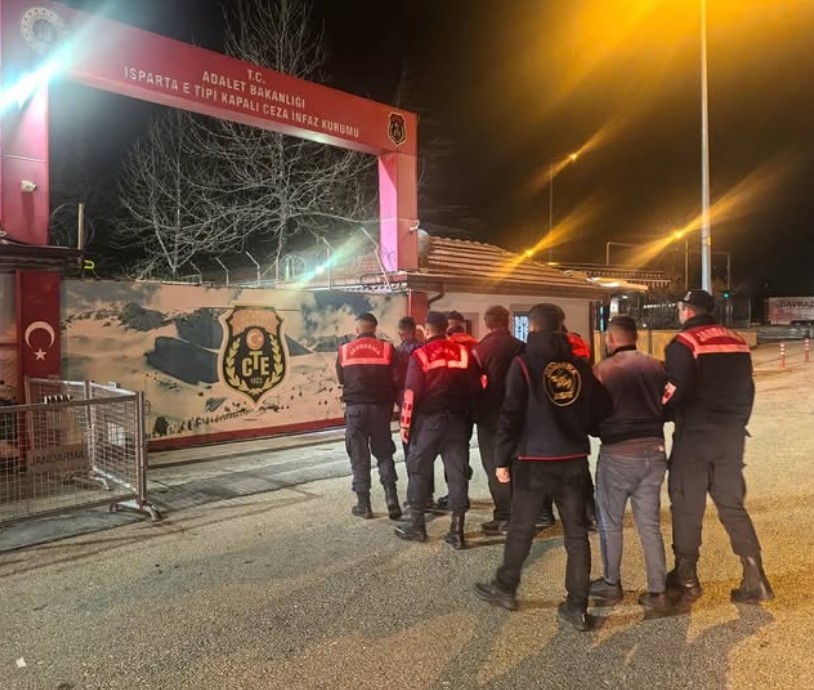 Isparta'da Köy Evlerini Soyan Hırsızlar, Çalıntı Eşyaları Denizli'de Satarken Yakalandı... (2)