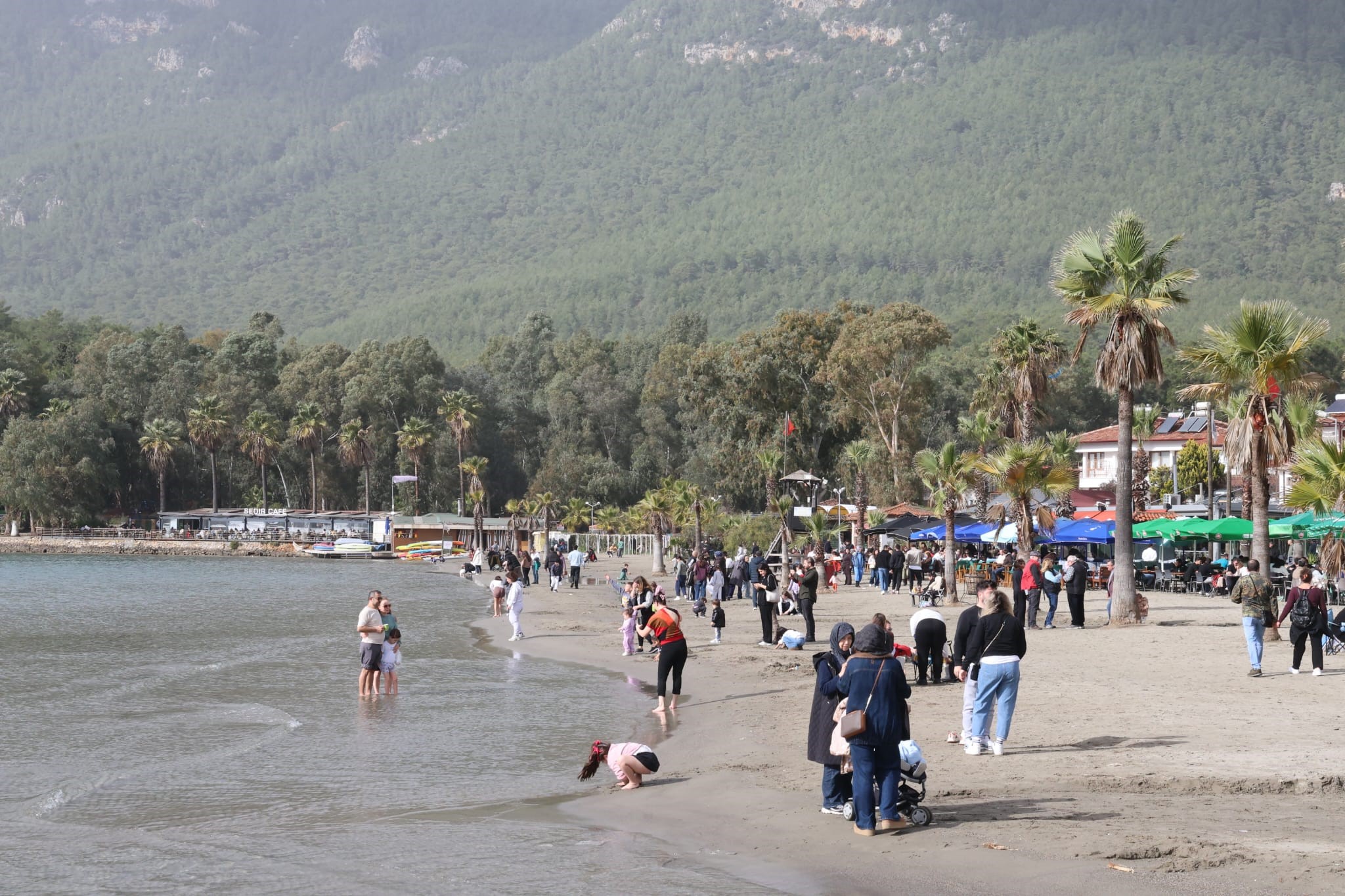Muğla Akyaka’da Güneşli Hava Sahilleri Doldurdu (4)