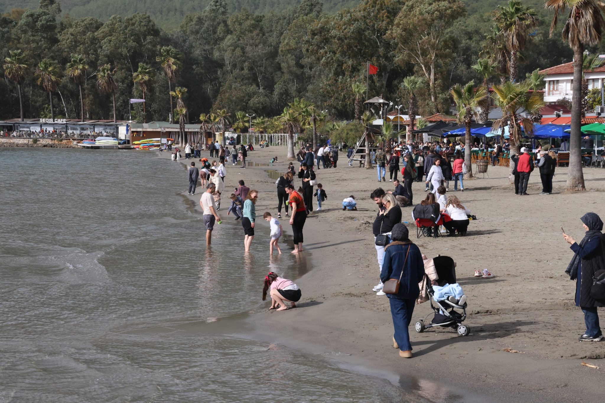 Muğla Akyaka’da Güneşli Hava Sahilleri Doldurdu (5)