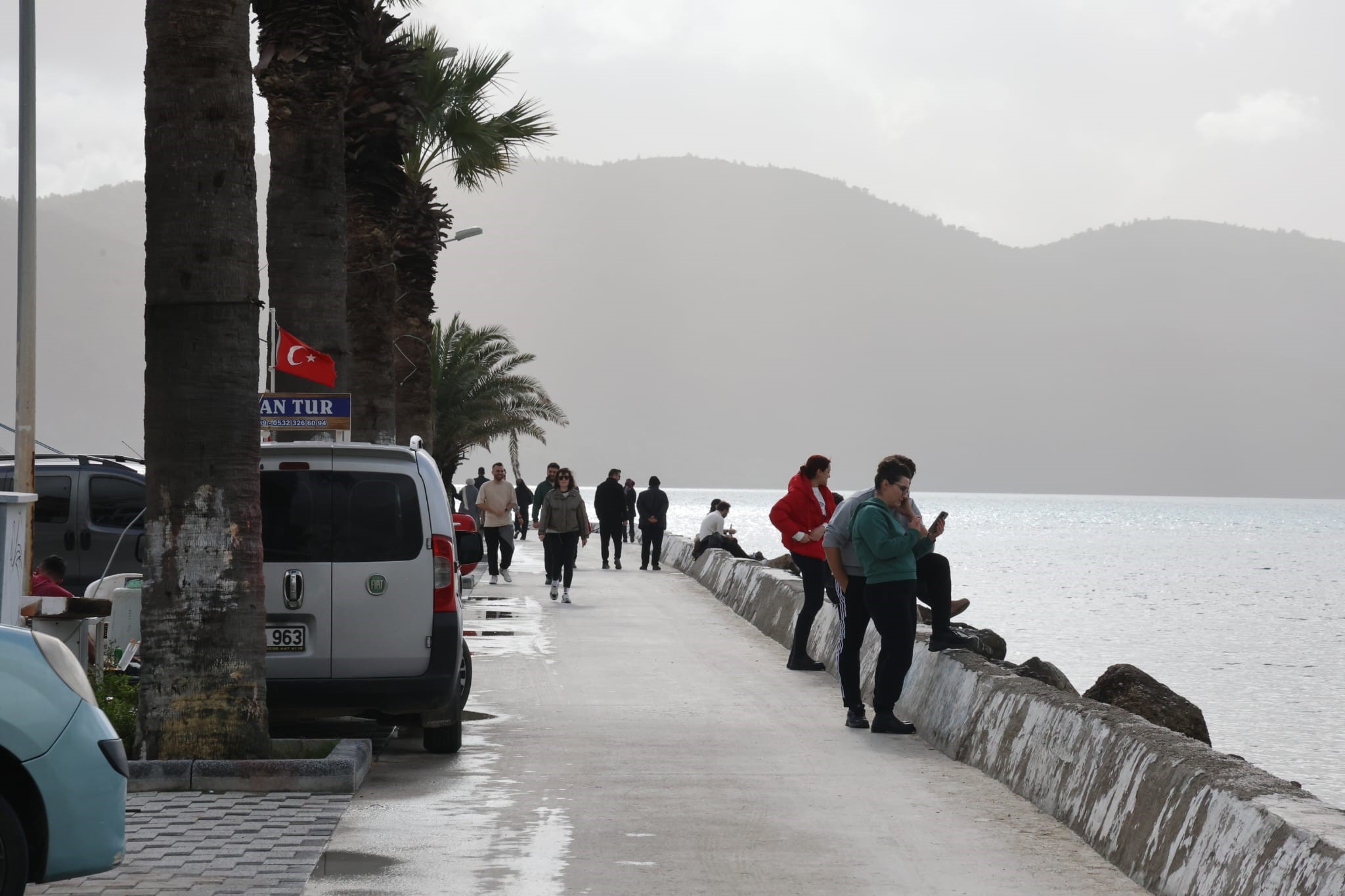 Muğla Akyaka’da Güneşli Hava Sahilleri Doldurdu (6)
